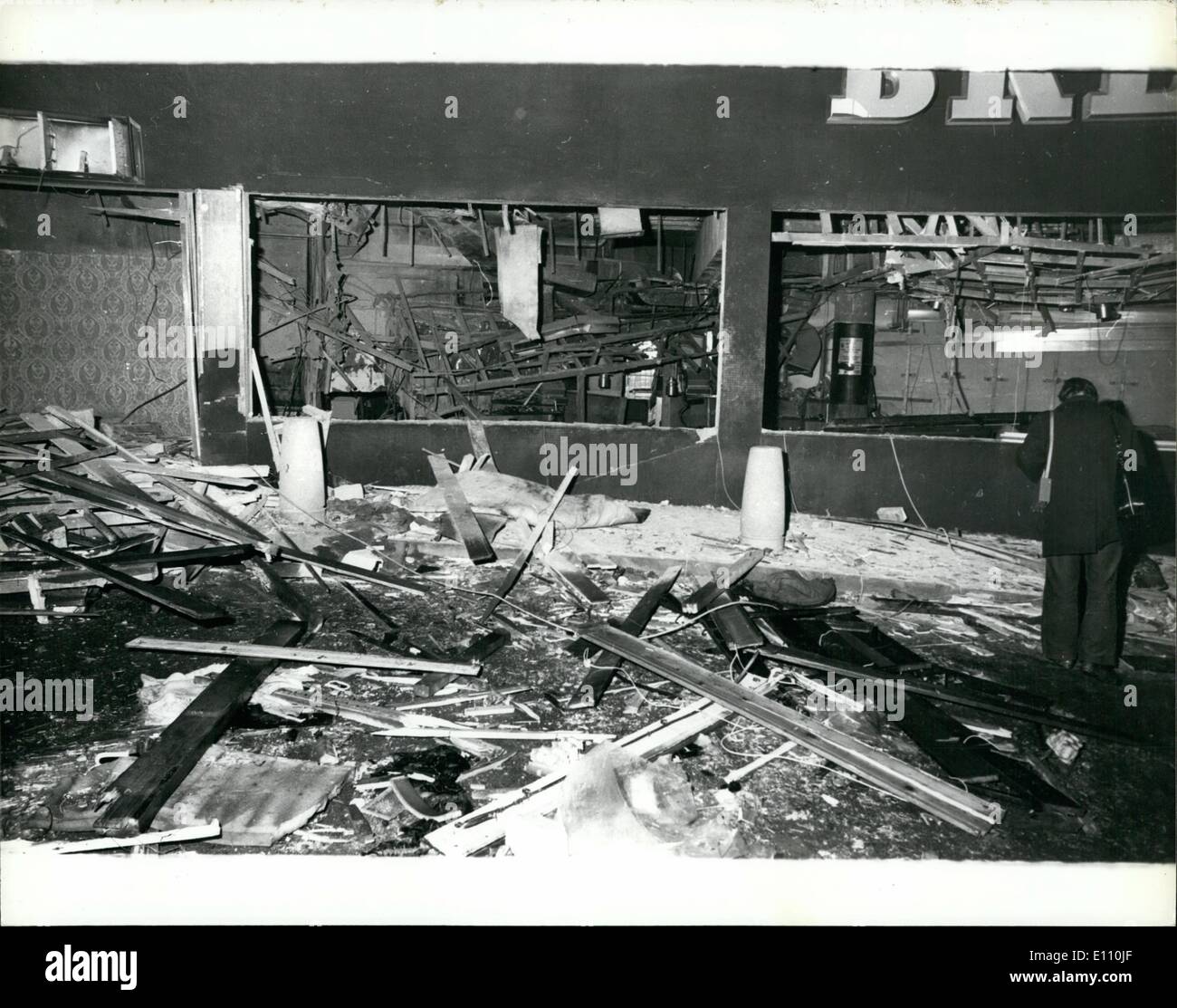 Nov. 11, 1974 - 19 morti e molti feriti in attentati dinamitardi a Birmingham.: 19 persone sono state uccise e 200 feriti da IRA le bombe dei terroristi che è esplosa in due case pubbliche nel centro di Birmingham la scorsa notte. Una bomba è stata al Mulberry Bush public house e l'altra presso la taverna della città. La foto mostra una vista che mostra la devastazione all'interno della boccola di gelso public house, dopo l'ultima notte di esplosione in Birmingham. Foto Stock