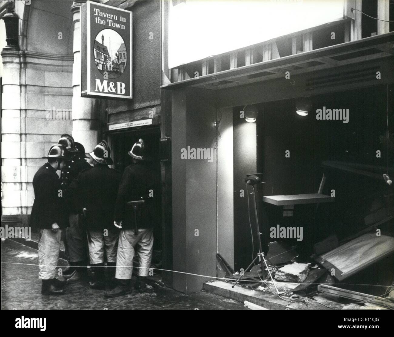 Nov. 11, 1974 - 19 morti e molti feriti in attentati dinamitardi a Birmingham.: 19 persone sono state uccise e 200 feriti da IRA le bombe dei terroristi che è esplosa in due case pubbliche nel centro di Birmingham la scorsa notte. Una bomba è stata al Mulberry Bush public house e l'altra presso la taverna della città. La foto mostra i vigili del fuoco nella foto al di fuori della taverna della città, che mostra la parte interna in frantumi di negozi adiacenti, oggi. Foto Stock