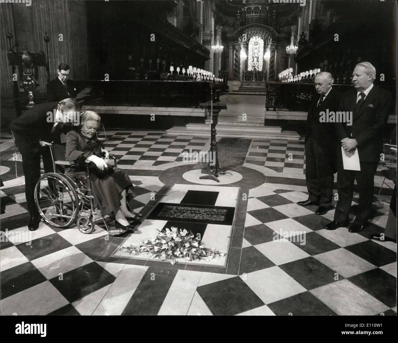 Nov. 21, 1974 - Churchill lapide nella cattedrale di San Paolo.: una lapide che ricorda i funerali di stato di Sir Winston Churchill nel gennaio 1965 è stata dedicata nella cattedrale di San Paolo di ieri. Il bronzo e marmo nero memorial, da John Skelton, lo scultore, è posizionato al di sotto della grande cupola in loco vi Sir Winston's catafalque appoggiato durante il suo servizio funebre. La foto mostra la baronessa Spencer - Churchill, con suo nipote, il sig. Winston Churchill guardando la lapide in San Paolo Foto Stock