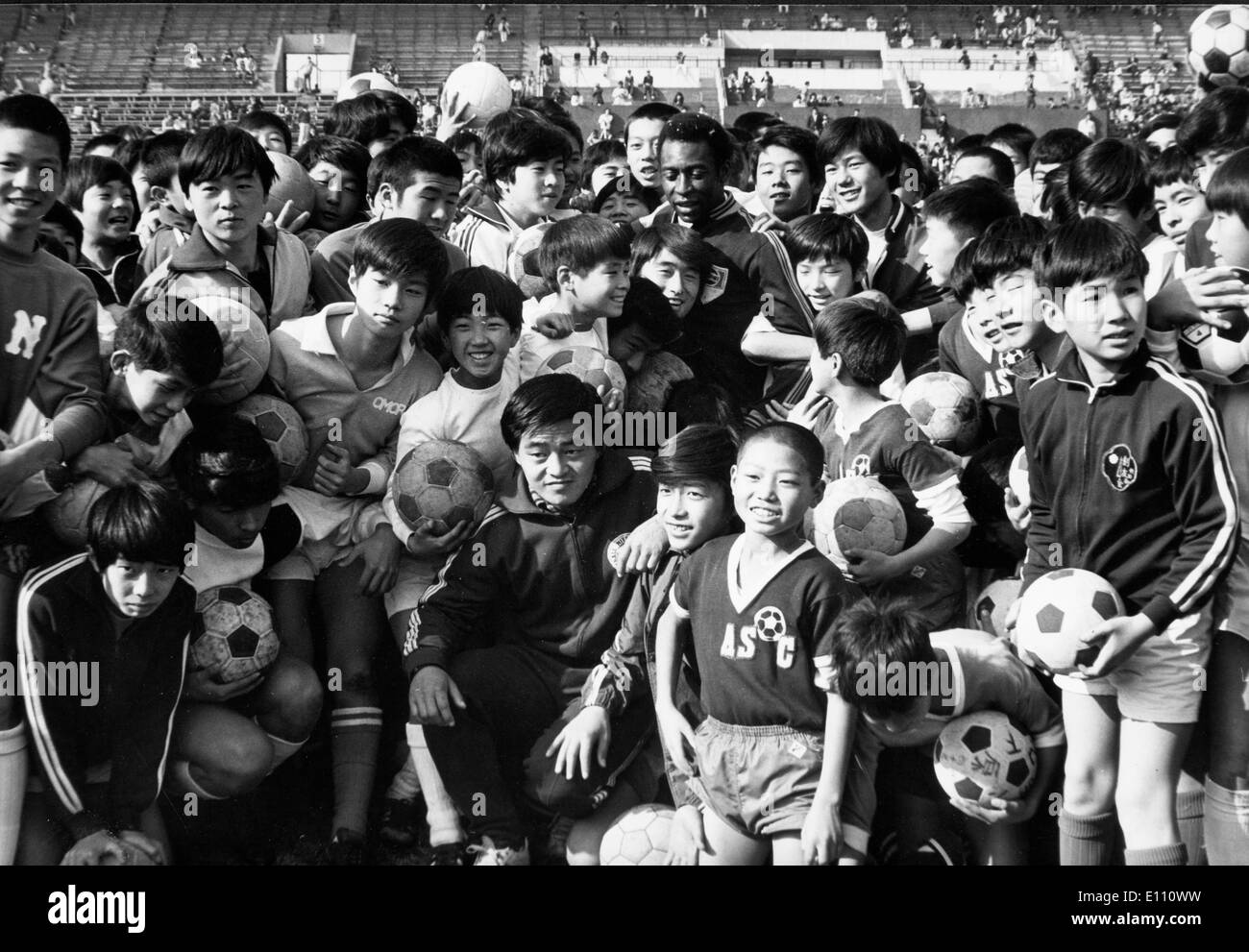 Il calciatore Pele treni con i ragazzi giapponesi Foto Stock