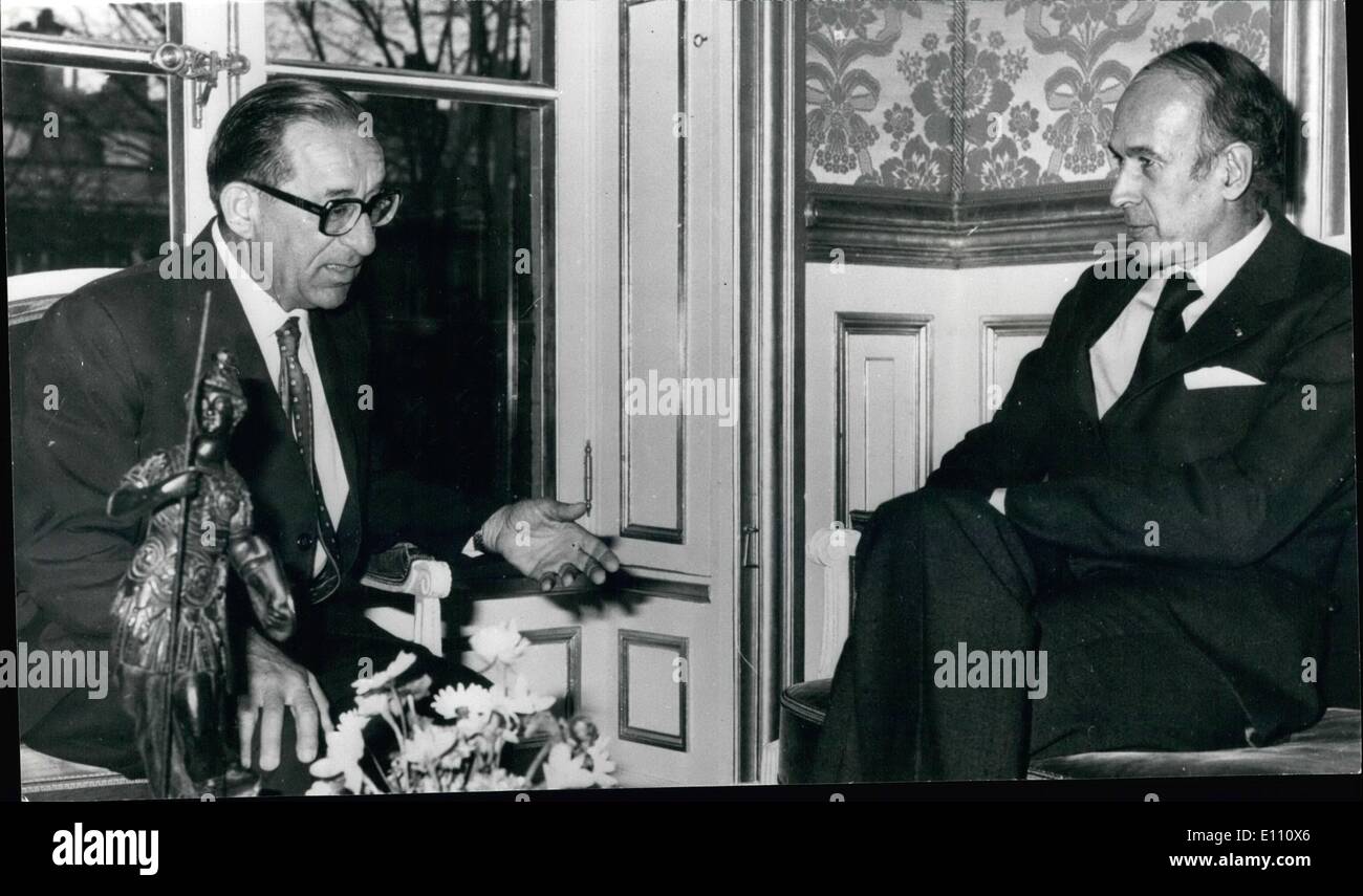 Dic. 04, 1974 - 4 dicembre 1974 Presidente d'Estaing incontra il sig. Mintoff. La foto mostra: presidente Valery Giscar D'Estaing della Francia (destra) visto con il Sig. Dom Mintoff, Primo ministro di Malta, quando si sono incontrati di recente presso il Elysee Palace a Parigi. Foto Stock