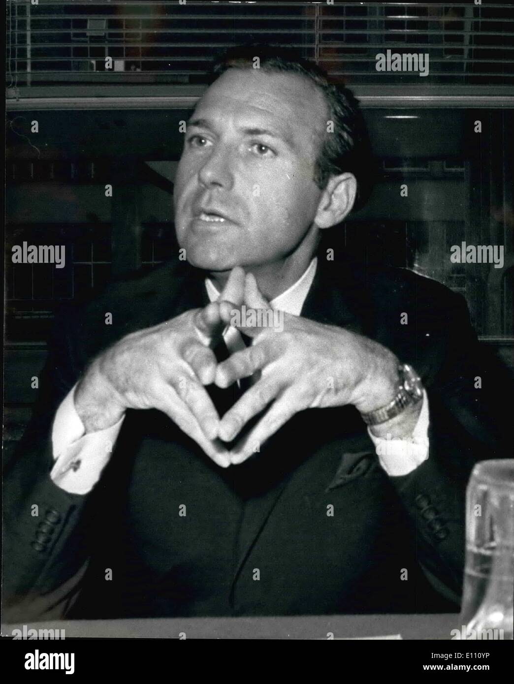 Il 12 Dic. 1974 - Manca MP i nomi come una spy: John Stonehouse, 49 anni, è membro del Parlamento che sono scomparsi quattro settimane fa, è stato nominato come un contatto per un comunista spy anello da Josef Frolik, chi difettato dalla Cecoslovacchia cinque anni fa. La foto mostra il sig. John Stonehouse, il membro mancante del Parlamento. Foto Stock