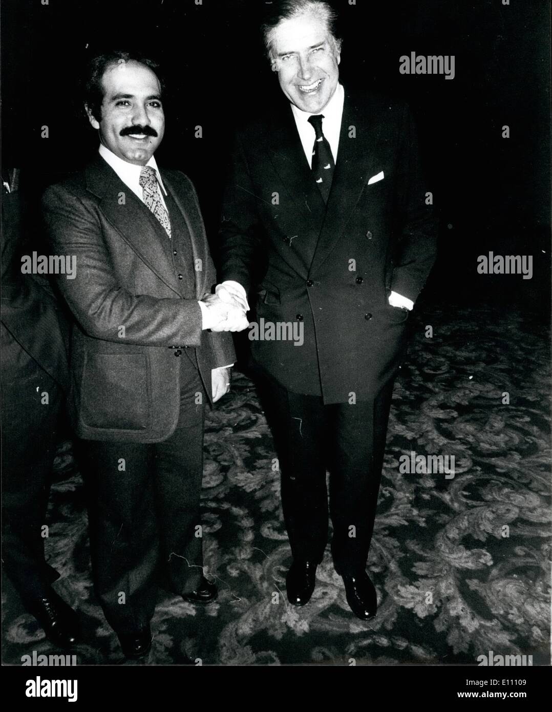 Il 12 Dic. 1974 - olio ricco capo arabo acquista una partecipazione importante in una società britannica: ad una riunione speciale della Lonrhe Pan African mining group azionisti oggi è stato deciso di approvare il problema di 8.000.000 di azioni della società di Sheikh Nasser Sabah Al Ahmed, del Kuwait, per 6,100,000. Questo porterà la sua azienda in Lonrhe a quasi il 14% del capitale. Mostra fotografica di Sheikh Nasser Al Ahmed scuote le mani con il sig.R.W. (Minuscolo) Rowland, Lonrhe's chief executive e creatore nella riunione odierna degli azionisti della società a Londra. Foto Stock