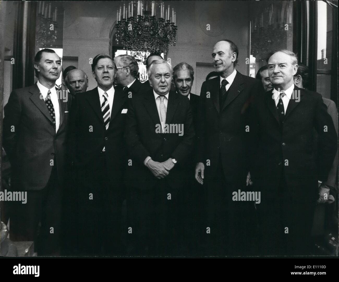 Il 12 Dic. 1974 - Il Consiglio ha deciso di riunirsi tre volte l'anno. Nella foto sui passi dell'Elysee Palace, da sinistra a destra: Foto Stock
