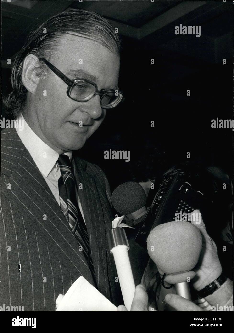 Mar 06, 1975 - Assistente del Segretario di Stato per l'economia e degli affari, Thomas O. Enders è visto qui all'Agenzia internazionale dell energia incontro a Parigi. Foto Stock