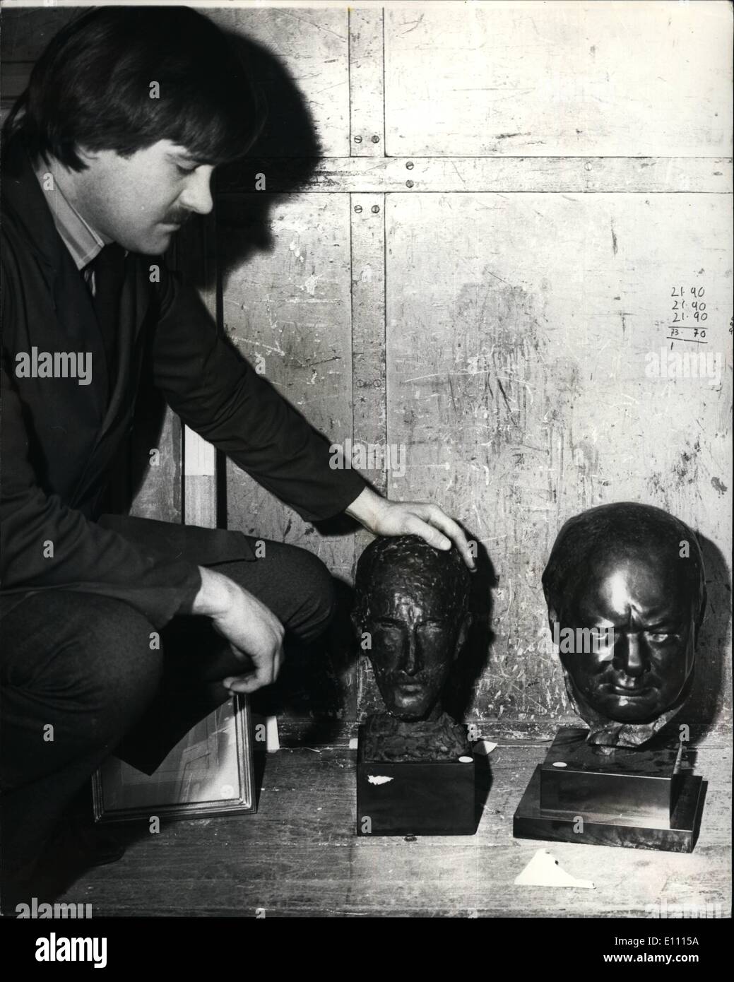Il 12 Dic. 1974 - Churchill è solo pezzo di scultura venduto da Christie's: Incluso oggi in vendita presso Christie's del moderno britannico dipinti, disegni e sculture, erano una testa ritratto dello scultore Oscar Nemon by Sir Winston Churchill - che è il solo pezzo di scultura che Churchill ha mai fatto e che è stato eseguito a Chequers nel 1952 mentre Churchill era seduta per Nemen - e una testa ritratto di Sir Winston Churchill da Oscar Nemon eseguito a Chequers nel 1952 Foto Stock