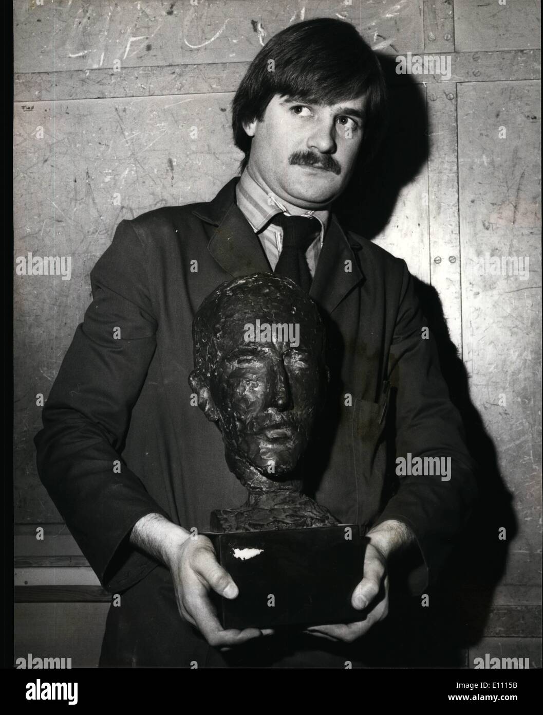 Il 12 Dic. 1974 - Churchill è solo pezzo di scultura venduto da Christie's: Incluso oggi in vendita presso Christie's del moderno britannico dipinti, disegni e sculture, erano una testa ritratto dello scultore Oscar Nemon by Sir Winston Churchill - che è il solo pezzo di scultura che Churchill ha mai fatto e che è stato eseguito a Chequers nel 1952 mentre Churchill era seduta per Nemen - e una testa ritratto di Sir Winston Churchill da Oscar Nemon eseguito a Chequers nel 1952 Foto Stock