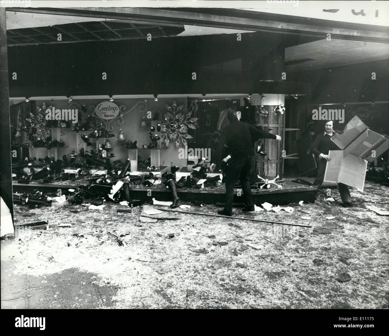 Il 12 Dic. 1974 - Postumi di Oxford street blast.: Molti negozi hanno subito danni sever in ultima notte di auto-bomba esplosione in Oxford Street. Londra. Mostra fotografica di visualizzare questa mattina che mostra i gravi danni causati alla Barratts negozio di calzature in ultima notte di esplosione. Foto Stock