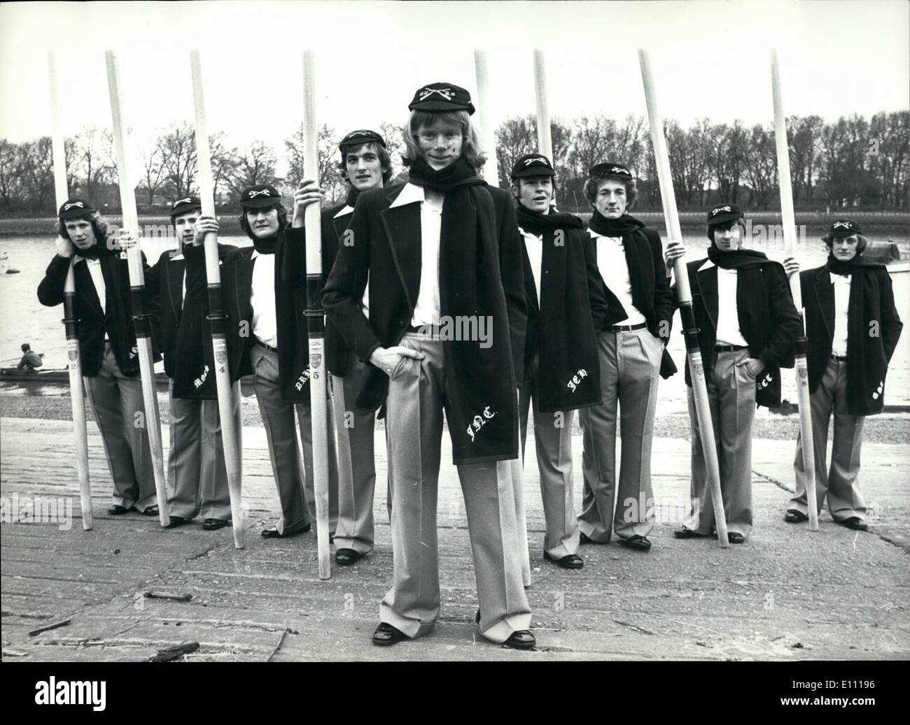 Mar 09, 1975 - 9 marzo 1975 Oxford Boat Race Crew in nuovi costumi. La Oxford University boat race equipaggio erano vede per la prima volta nel loro nuovo look Kardy Amies abiti stili, quando ha preso la strada alzaia a Putney oggi. Gli abiti sono stati adattati e donati alla Oxford Boat Club da Hepworths, il più sarti. Kardy Amies è stato chiesto di aggiornare i loro tradizionali giacche fatte di pesante panno coperta e loro flanelle bianco Foto Stock