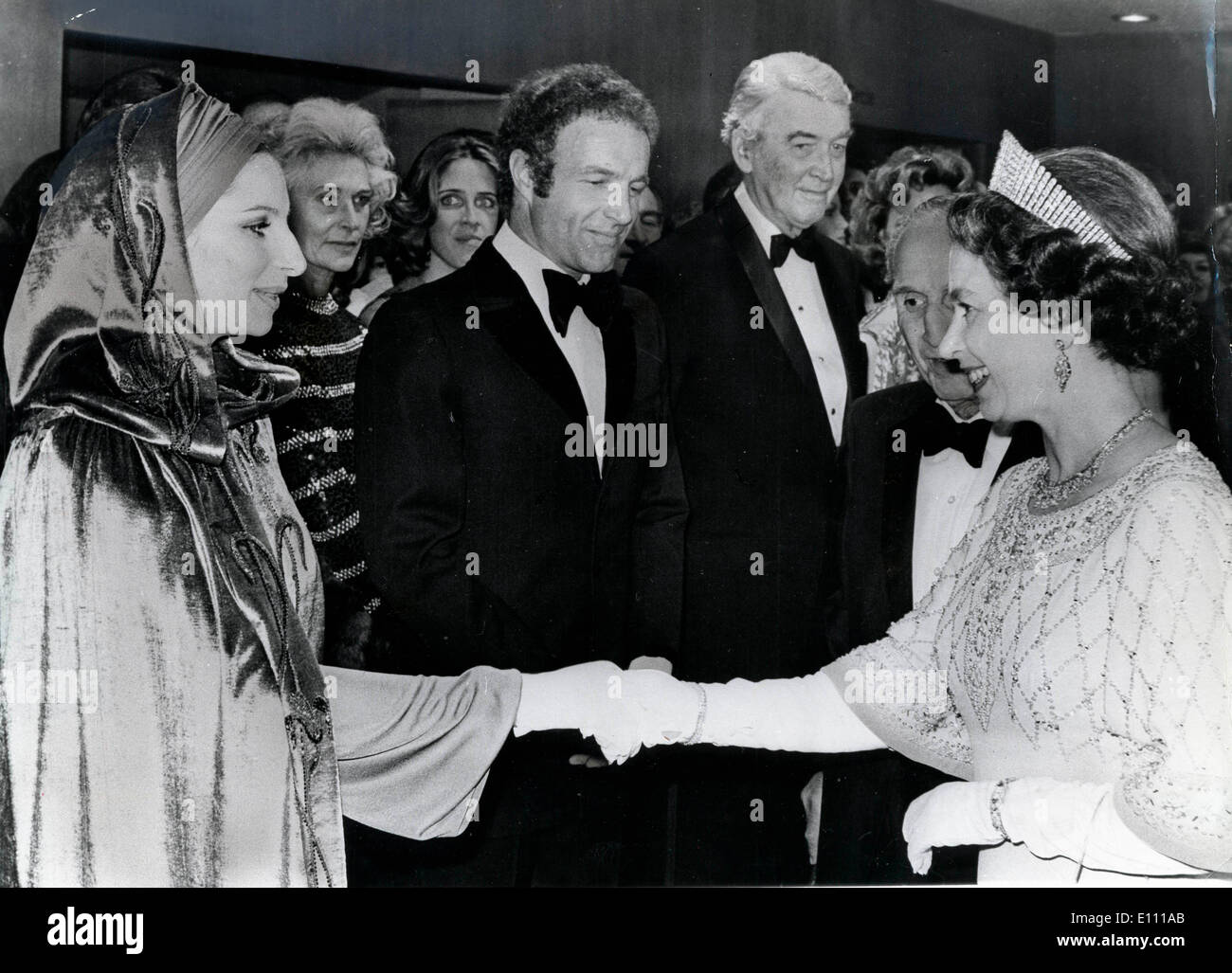 Elizabeth II incontra Barbra Streisand e James Caan Foto Stock
