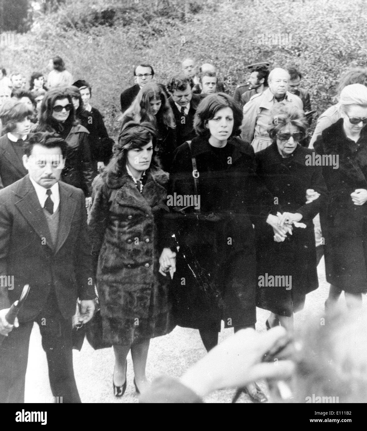 CHRISTINA (medio), Jacqueline ONASSIS con i suoi bambini Caroline Kennedy e John F. Kennedy JUNIOR, Robert Kennedy. Foto Stock