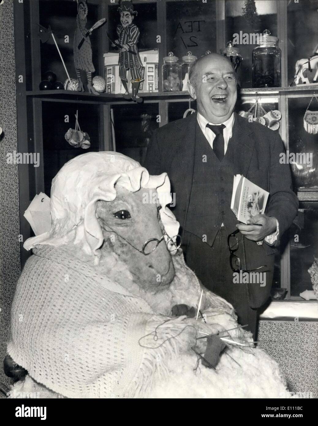 Mar 24, 1975 - Lewis Carroll mostra a Hatfield House: Sir John Betjeman ha inaugurato oggi una mostra che illustra la vita e gli scritti e diversi interessi di Lewis Carroll (il Rev.Charles Lutwidge Dodgson, 1832-1898), autore di "Alice nel Paese delle Meraviglie'' e ''attraverso il Looking Glass''. svoltasi nella recentemente restaurato, scuola di equitazione presso il marchese di Salisbury.la mostra che apre al pubblico domani, rimarrà aperta fino al 5 ottobre. Mostra fotografica di Sir John Betjeman è divertito guardando un modello della maglia ovini - quando ha visitato la mostra di oggi. Foto Stock