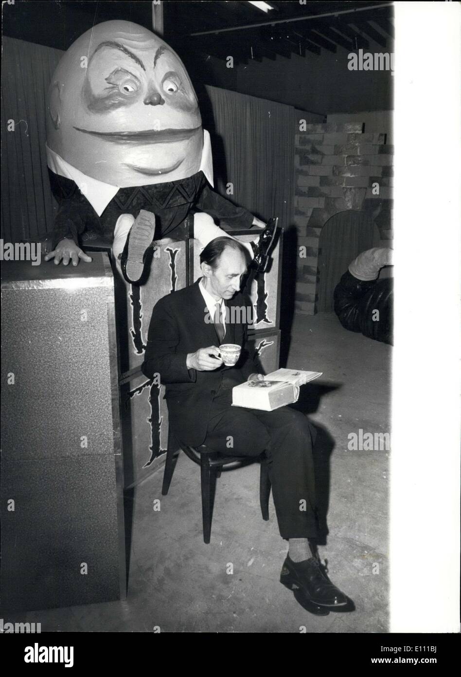 Mar 26, 1975 - Lewis Carroll mostra a Hatfield House: Lewis Carroll Society organizza una mostra a Hatfield House, dimora signorile del marchese di Salisbury, che mostra i modelli di personaggi famosi da l'autore della più famosa storie di celebrare il centenario della sua nascita. La mostra viene allestita in la scuola di equitazione a Hatfield House, ed è aperto al pubblico per una stagione estiva Foto Stock