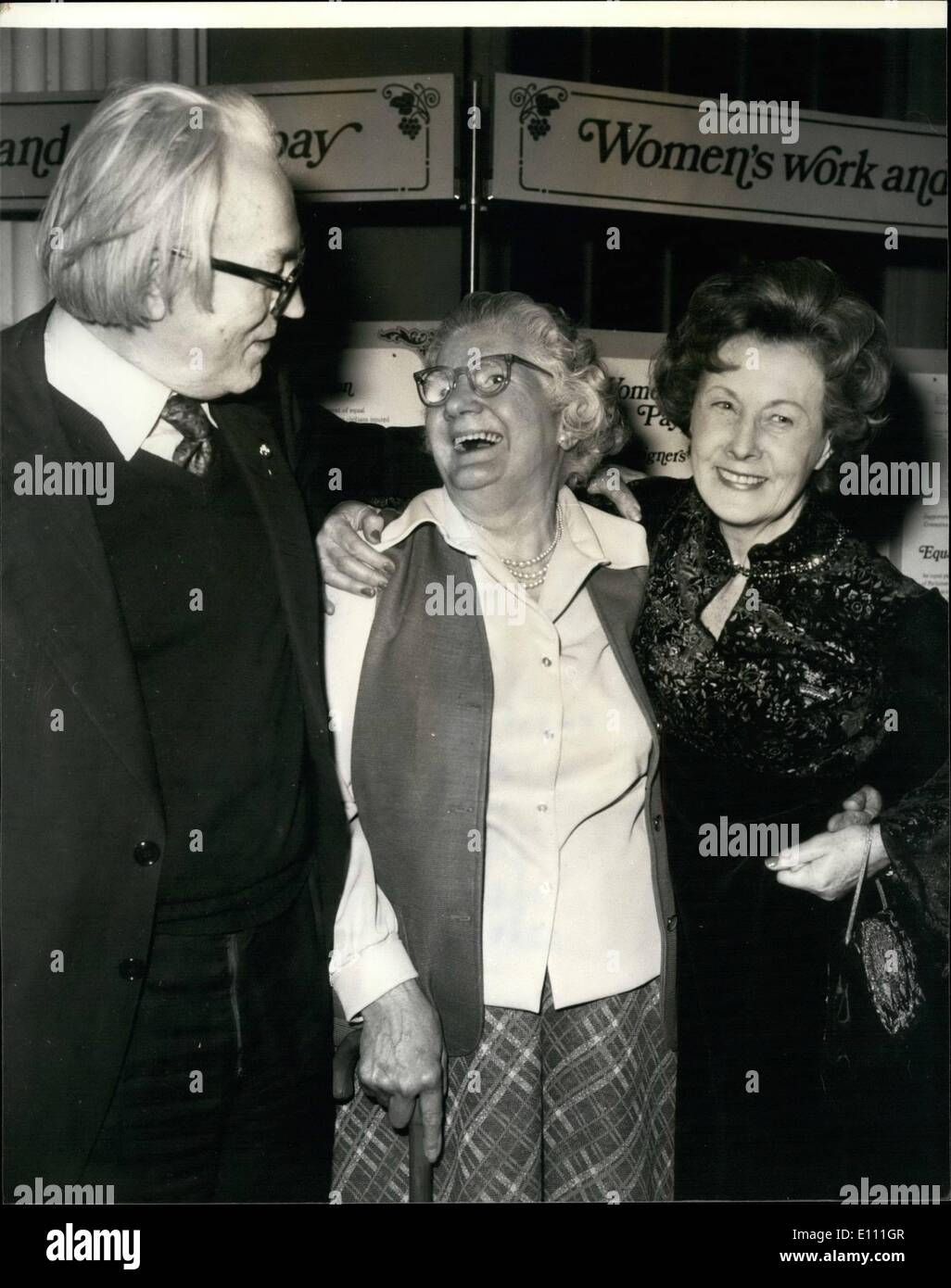 Gen 01, 1975 - Alice il 1917 London bus Clippie presso la reception per contrassegnare la attuazione del Royal Pay agire la Sig.ra Alice Wade, Foto Stock