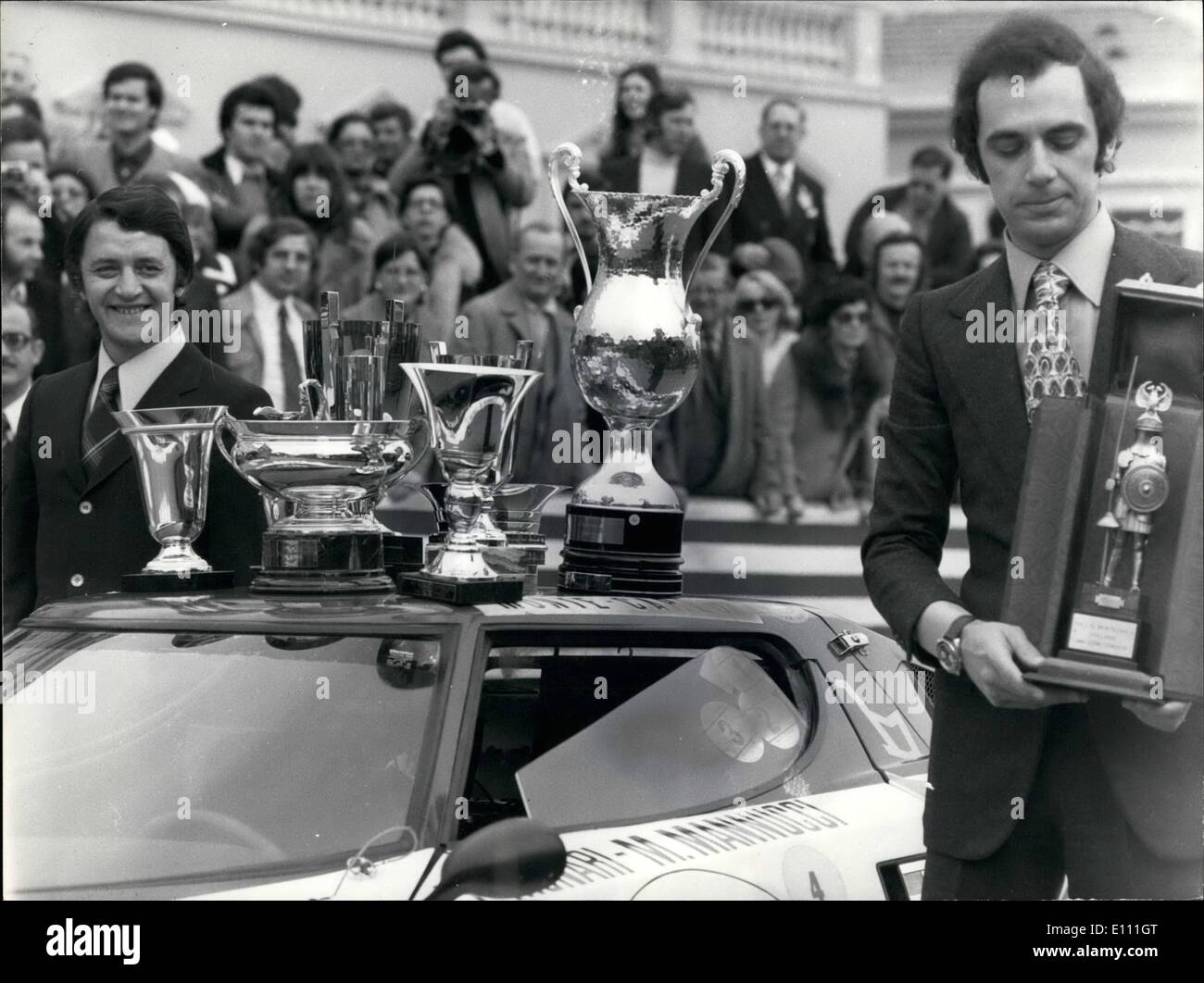 Gen 01, 1975 - italiani Sando Munari e Mario Mannucci, che guidava una lancia, ha vinto la 43a Monte Carlo auto da rally e sono qui ritratti in piedi di fronte a trofei diversi durante la distribuzione dei premi. Scrittore Fernand Navarra con mappe di Noè di viaggio nell'Arca Foto Stock