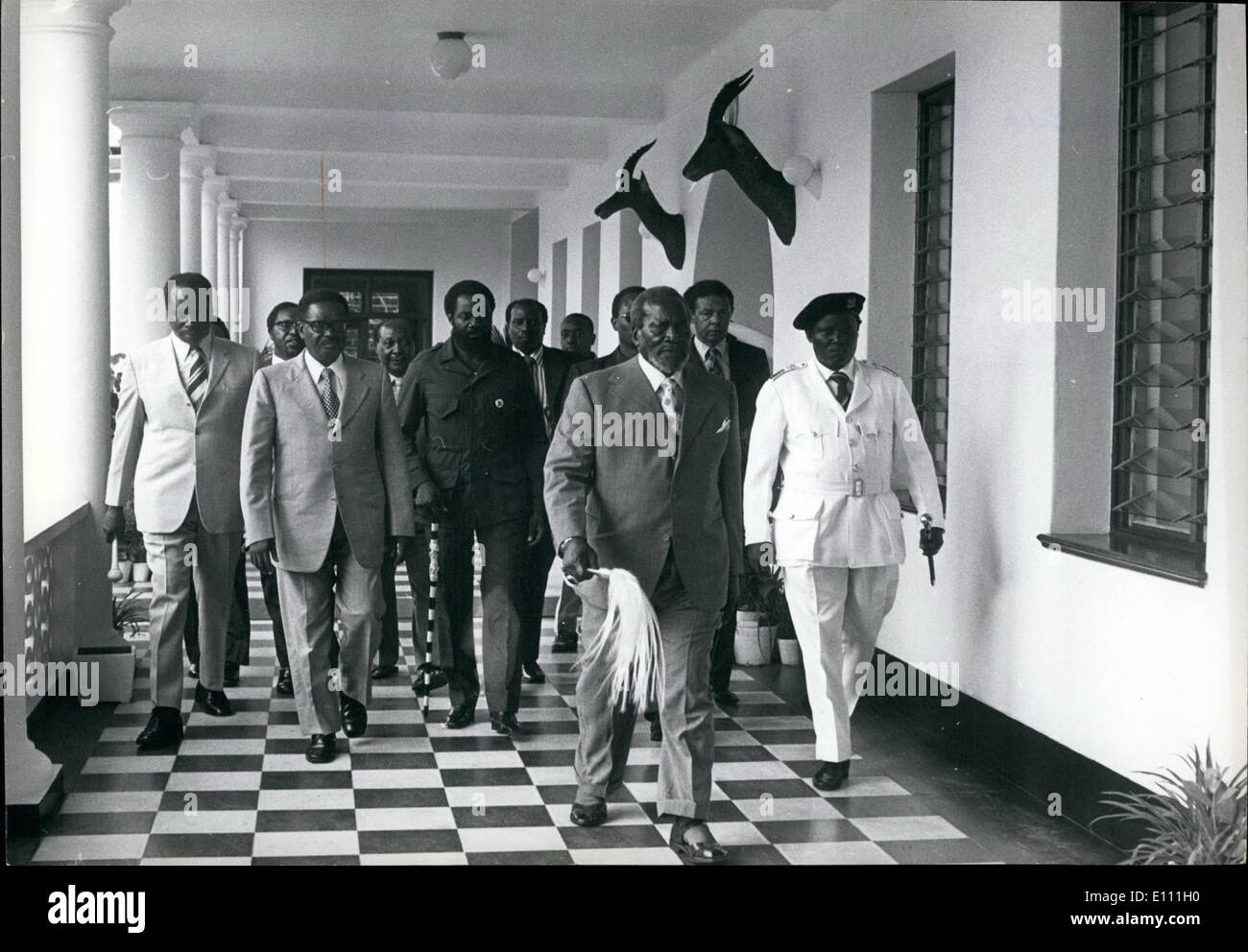 Gen 01, 1975 - Presidente Kenyatta conduce angolano leader nazionalista e membri del suo governo alla conferenzaoo Agostino Neto & Savimbi (in seconda fila). Credito: Camerapix Foto Stock