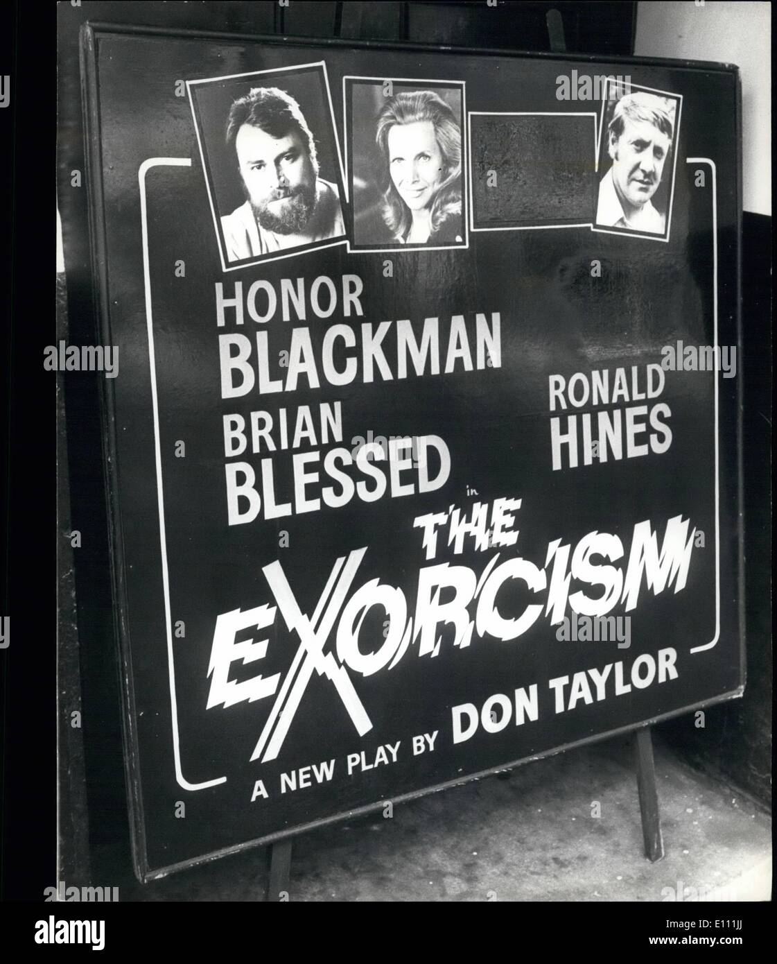 Apr. 04, 1975 - Prove per ''l'esorcismo'' - dopo la morte tragica di Maria Ure. Dopo la tragica morte di attrice Maria Ura, che crollò e morì presto ieri solo poche ore dopo la riproduzione di parte di una donna posseduta nella prima notte di ''l'esorcismo'' al Comedy Theatre, prove sono state prendendo il posto di oggi per la sua understudy, Margo Mayne. La foto mostra un display board fuori del teatro comico che mostra il posto vacante dove Maria ura del nome è stato mostrato. Foto Stock