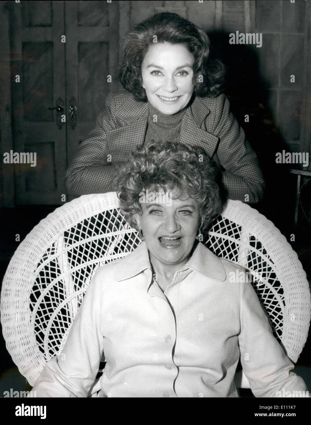 Apr. 04, 1975 - Jean Simmons e Hermione Gingold ritorno alla fase: Jean Simmons sta ritornando alla fase dopo 30 anni - e Hermione Gingold ritorna alla fase dopo dieci anni - in Harold Pinter produzione una notte poco musica, che si apre all'Adelphi Theatre su 15th. Aprile. Vi è stato un photocall oggi. Mostra fotografica di Hermione Gingold (anteriore) e Jean Simmons, raffigurato all odierna photocall all'Adelphi Theatre, Londra. Foto Stock