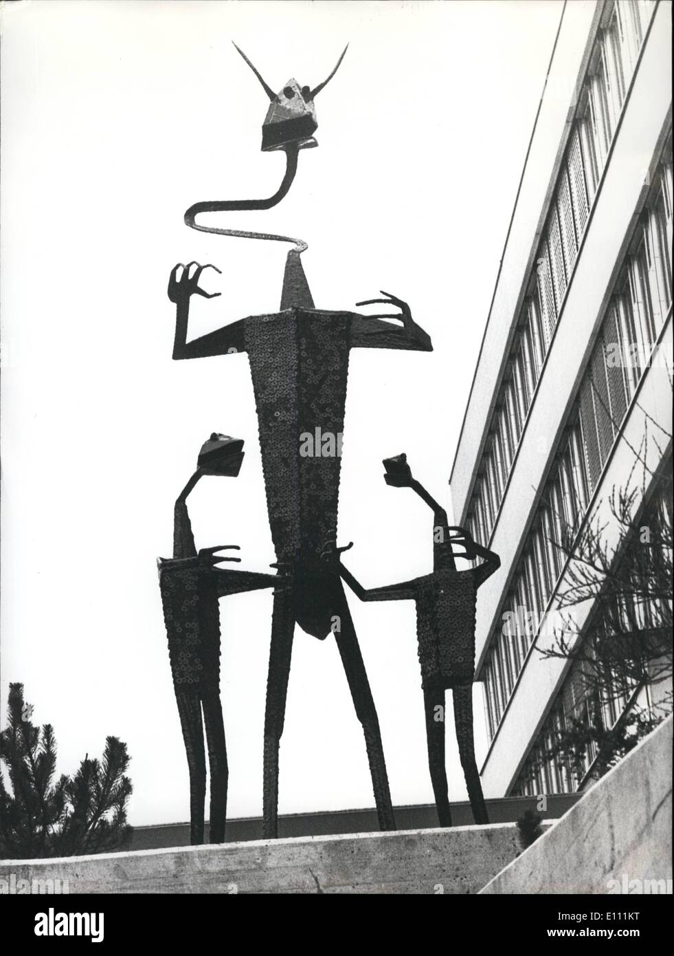 Apr. 04, 1975 - ''Tre Fire-Devils'': - Promemoria di sicurezza questa scultura realizzata da artista svizzero Marcel Niederhauser è denominato ''tre fire-devils'' ed è in piedi di fronte a un'assicurazione. (Assicurazione edificio) Foto Stock