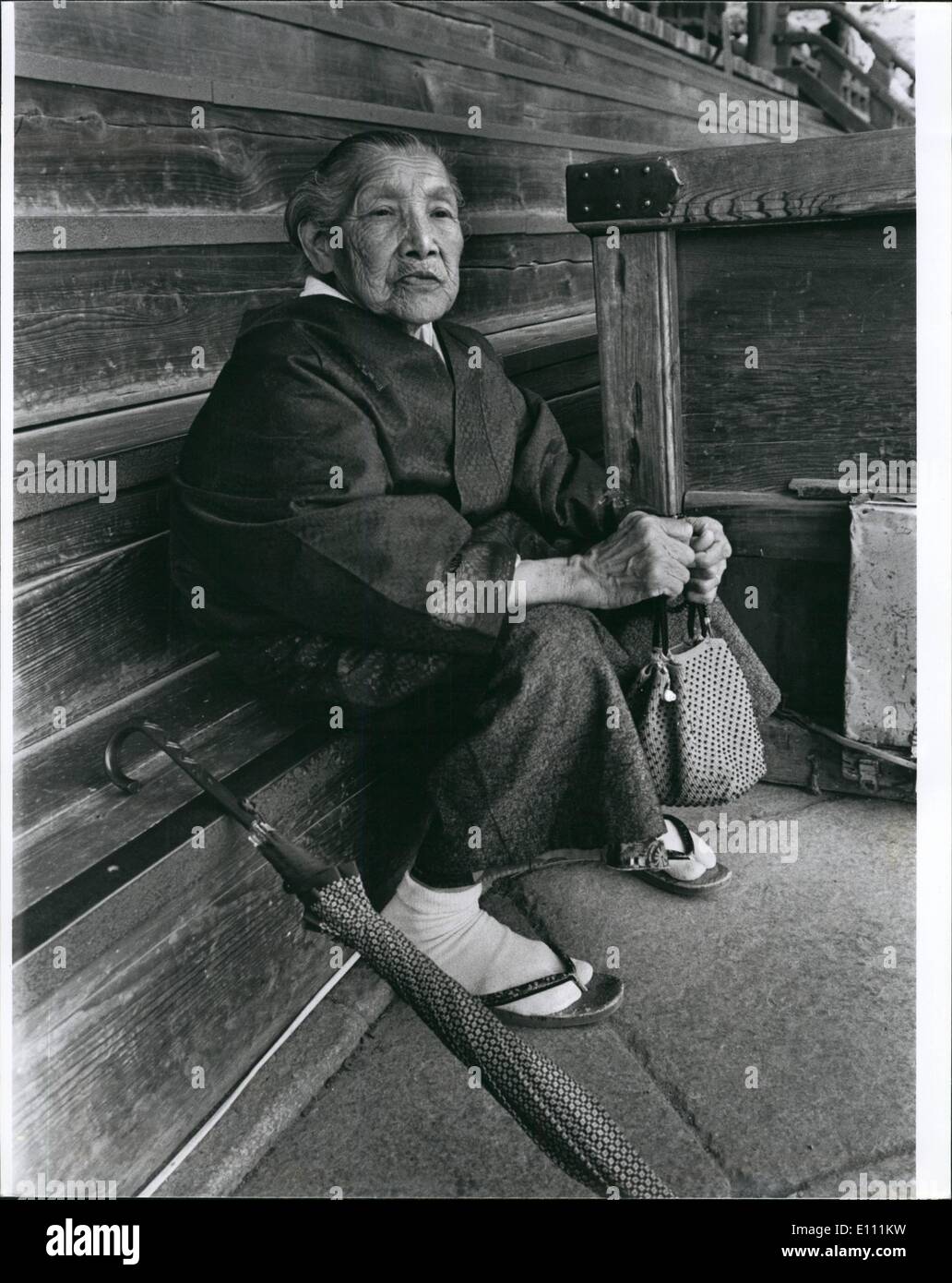 Apr. 04, 1975 - Una vecchia donna in appoggio sui gradini di un tempio buddista a Kyoto, dove era venuto a pregare. Ke Foto Stock