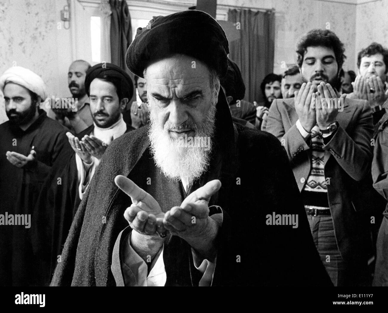 Ayatullah Ruhollah Khomeini (RUHOLLAH MUSSAWI HENDI), il dour chierico che ha portato una rivoluzione islamica, pregando Foto Stock