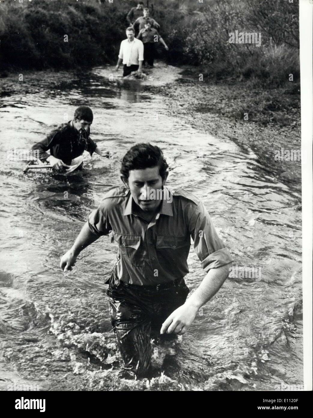 Gen 13, 1975 - Il Principe di Galles nel Commando Assault Course.: Il Principe di Galles ha preso parte in una robusta commando Assault Course, in cui egli ha scalato reti di arrampicata e pareti verticali, oscillato tra baratri e affrontato un 20-piedi alto albero-a-tree corda a piedi. Poi, dopo un chilometro e mezzo di cross-country lungo, aveva a strisciare attraverso un mezzo tubo sommerso. Il corso, che il principe descritto come ''a soddisfare spaventosa spedizione'', ha avuto luogo presso i Royal Marines training center a Lympstone, Devon. Il Principe di Galles si unirà il commando nave HMS Hemes come un pilota di elicottero in Marzo Foto Stock