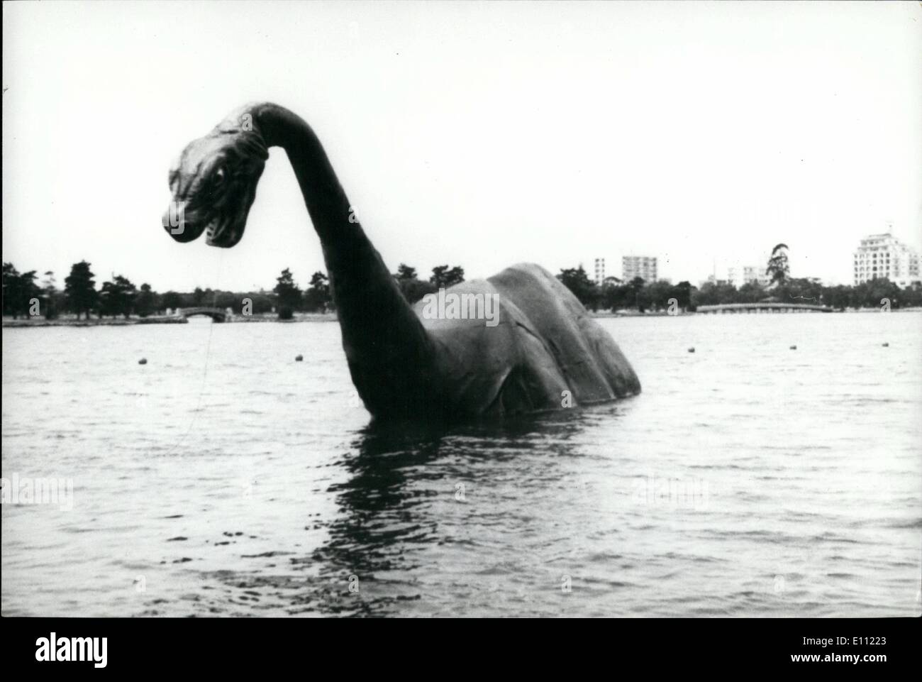 Apr. 04, 1975 - Giappone del ''Mostro di Loch Ness": è incerto se il giapponese sommozzatori e loro mini sommergibile farà ritorno in Scozia in un altro tentativo di catturare il mostro di Loch Ness, ora che vi è uno in Dago Park, FukuokaCity nella prefettura di Kyushu in Giappone. Il ''monster'' Made in Japan di rubbernot fa cenno di sì con la testa solo la sua testa e si apre e chiude la sua bocca, ma invia i beccucci di acqua dalle sue narici, che è più di uno scozzese. Foto Stock