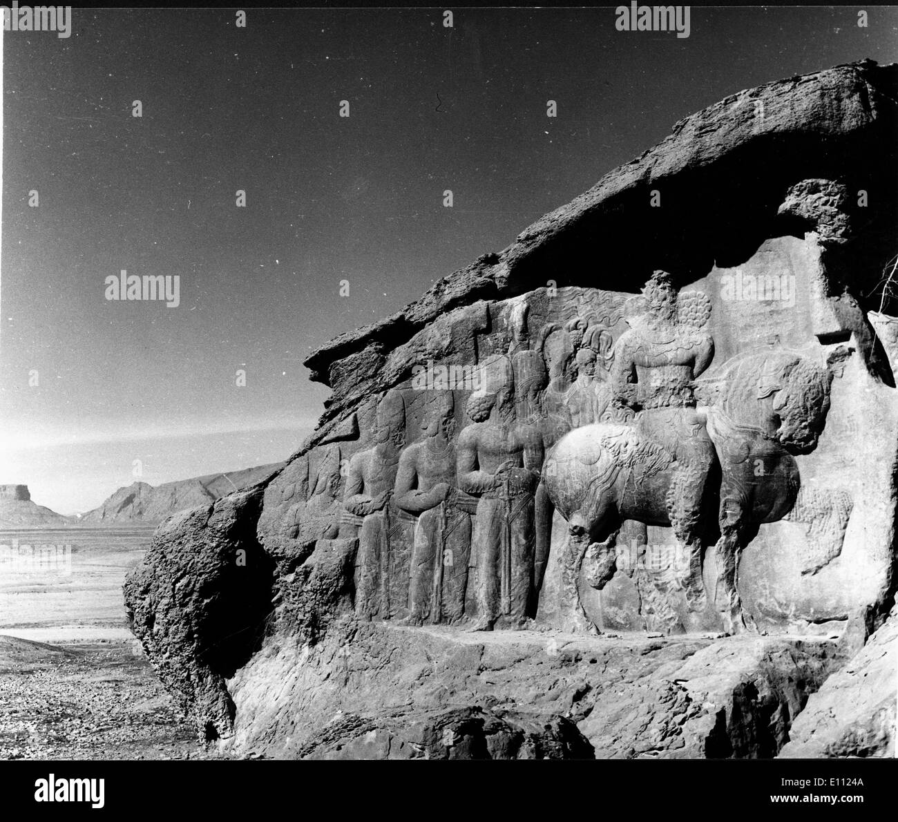 Apr 18, 1975; Shiraz, Iran; le incisioni rupestri più di duemila anni vicino alle tombe degli imperatori rovine di Persepoli. Foto Stock
