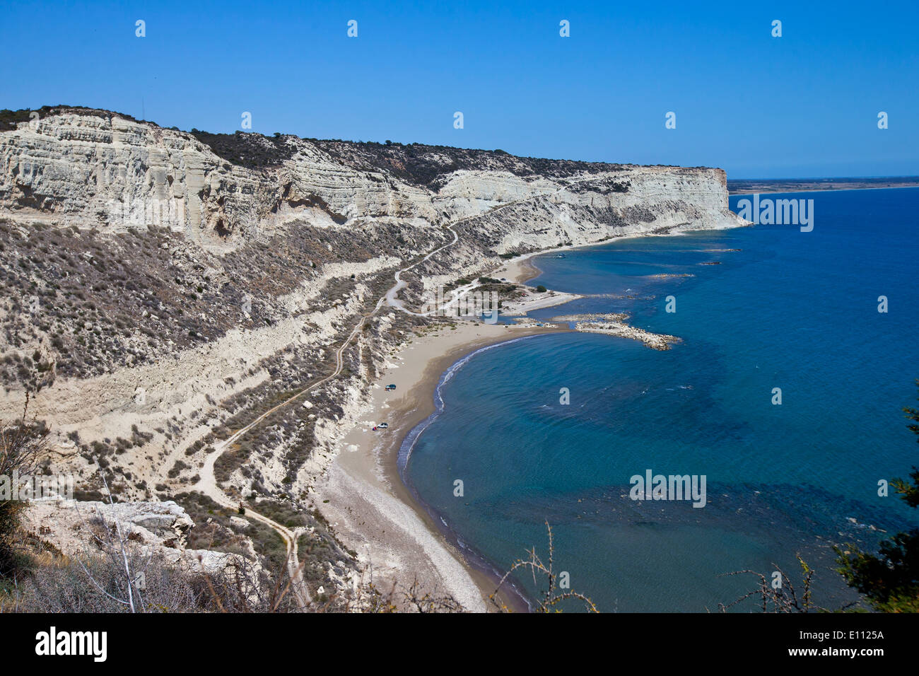 Vista delle scogliere di Kensington e bay Episkope Cipro sito di riproduzione di eleonoras falcon Foto Stock