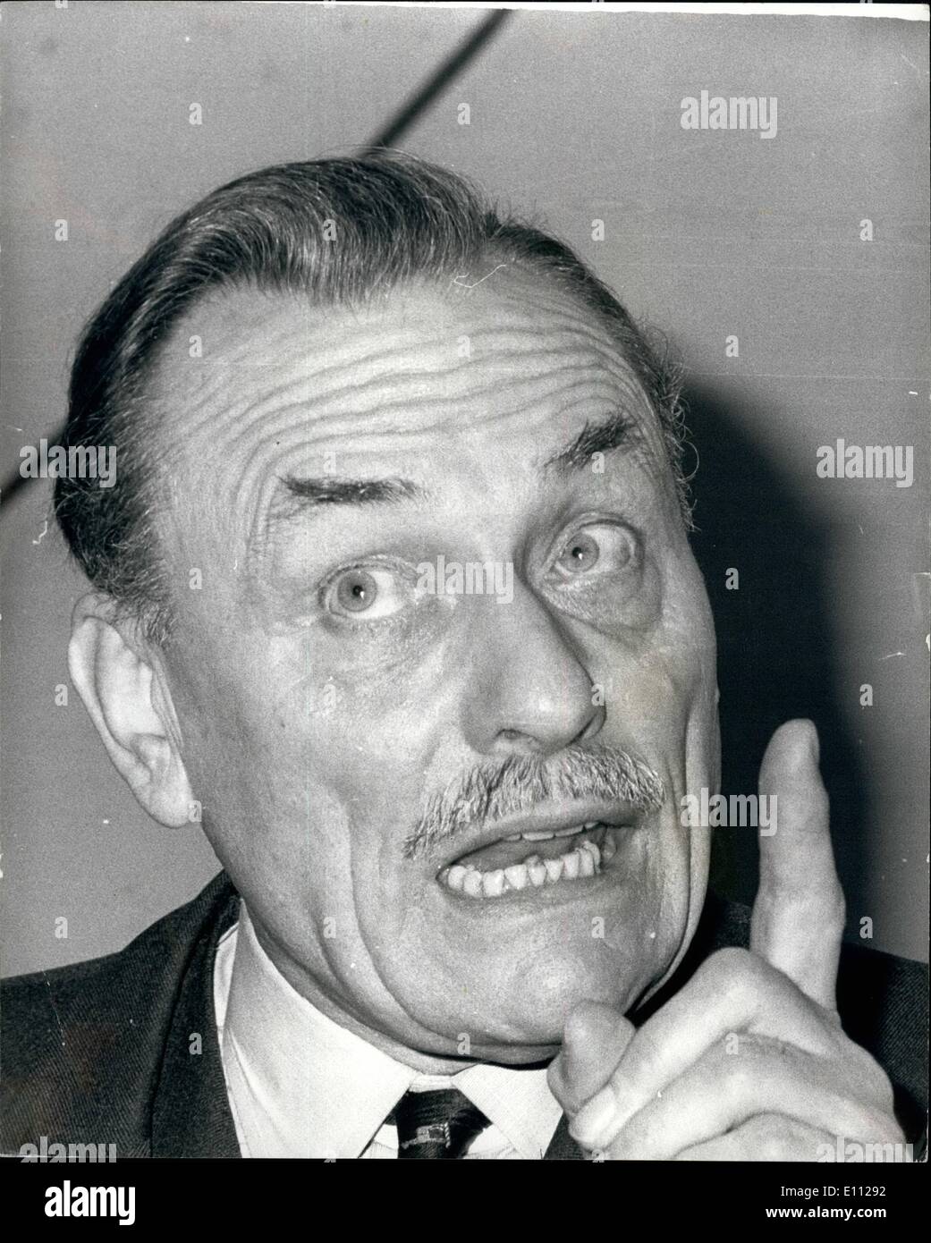 Febbraio 02, 1975 - Il sig. Powell mette in guardia sull'immigrazione; un Inghilterra ''rest dalla discordia, la violenza e la divisione su una scala per la quale non abbiamo alcuna parallela'' fu ca visaged dal sig. Enoch Powell quando ha parlato la scorsa notte sul futuro esito di '"pesante"' immigrazione. Il sig. Powell, Ulster unionista MP per il sud verso il basso, che è intervenuto a una riunione congiunta di lunedì Club rami a casa conservatore, Craydon, lanciato e attacco contro i responsabili di ''coprire l' immigrazione figure. La foto mostra il sig. Enoch Powell parlando a Craydon la scorsa notte. Foto Stock