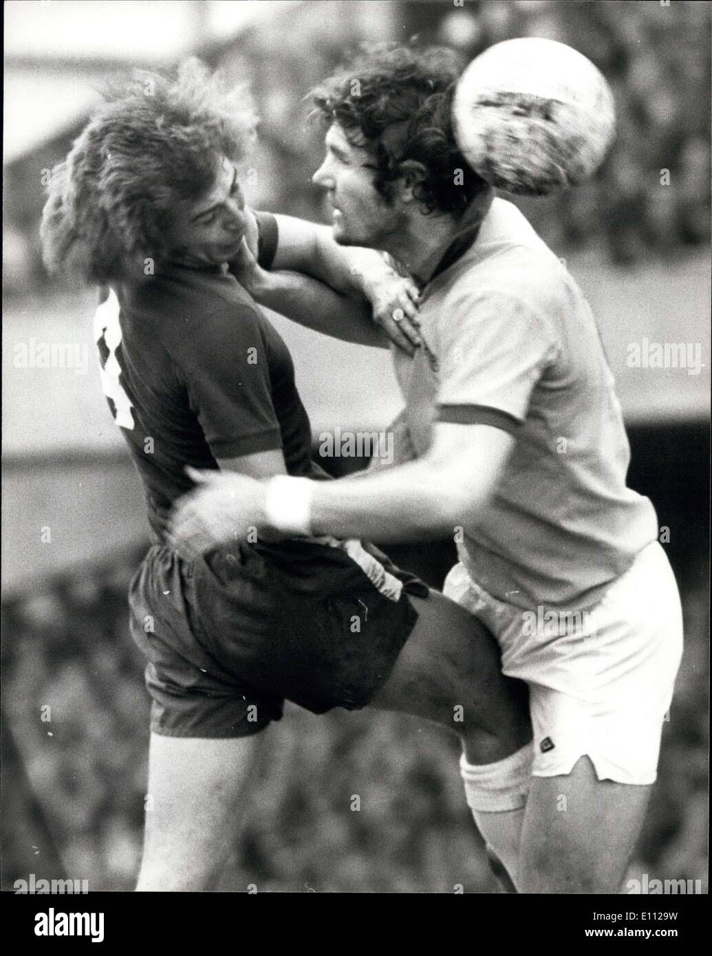 Apr. 26, 1975 - Chelsea V Everton: mostra fotografica di Ian Britton di Chelsea n. 4 sinistra e Mike Buckley di Everton go up per il bal Foto Stock
