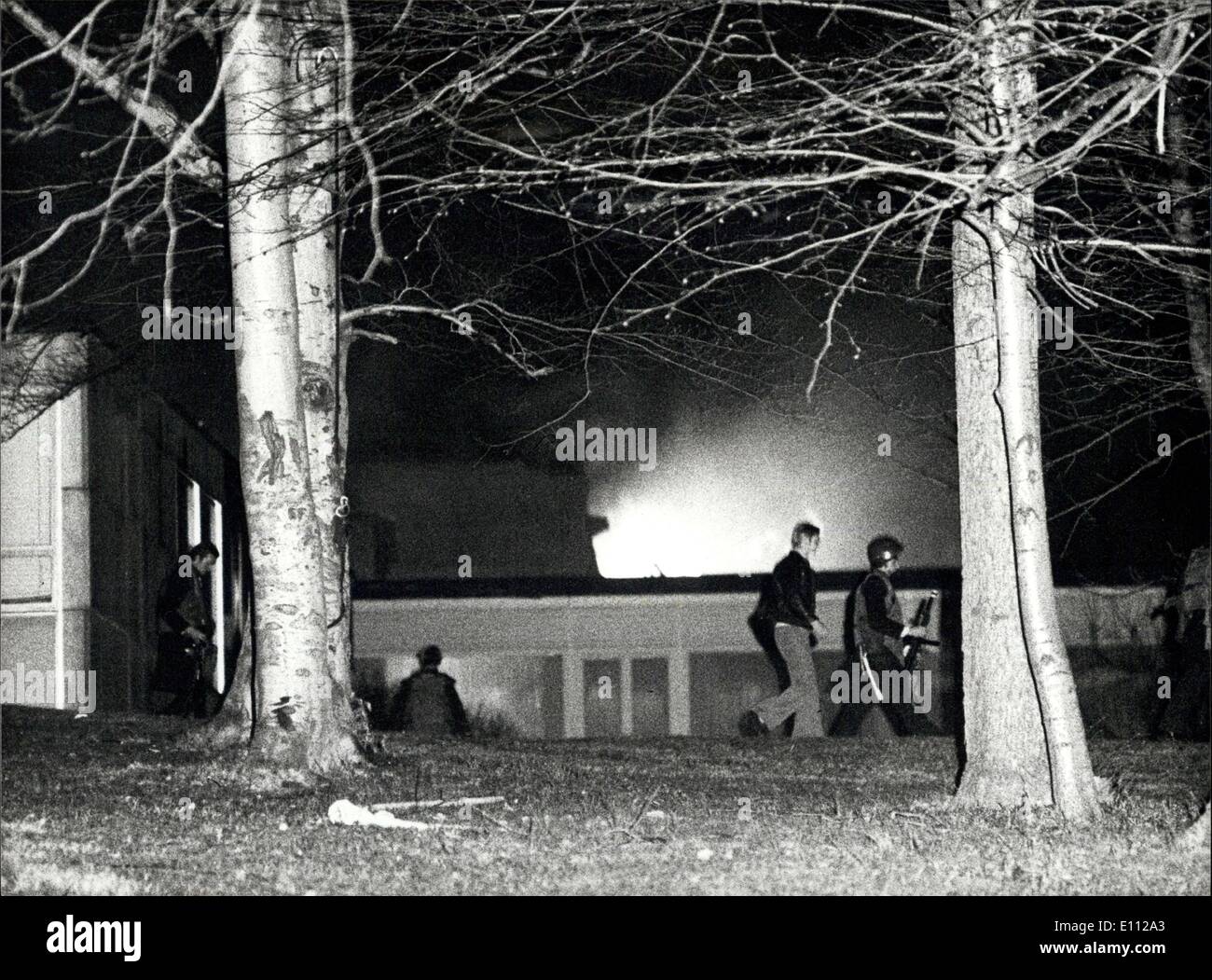 Apr. 28, 1975 - Terroristi storm Germania ambasciata a Stoccolma: terroristi assalto il West Ambasciata Tedesca a Stoccolma giovedì, detengono ostaggi e chiedono la liberazione dei prigionieri in Germania. I terroristi avevano ucciso l'addetto militare nel loro assalto. L'occupazione del West ambasciata tedesca a Stoccolma. Alcuni secondi dopo l'esplosione. L'ambasciata è impostato sul fuoco e i poliziotti in esecuzione per il coperchio. Foto Stock
