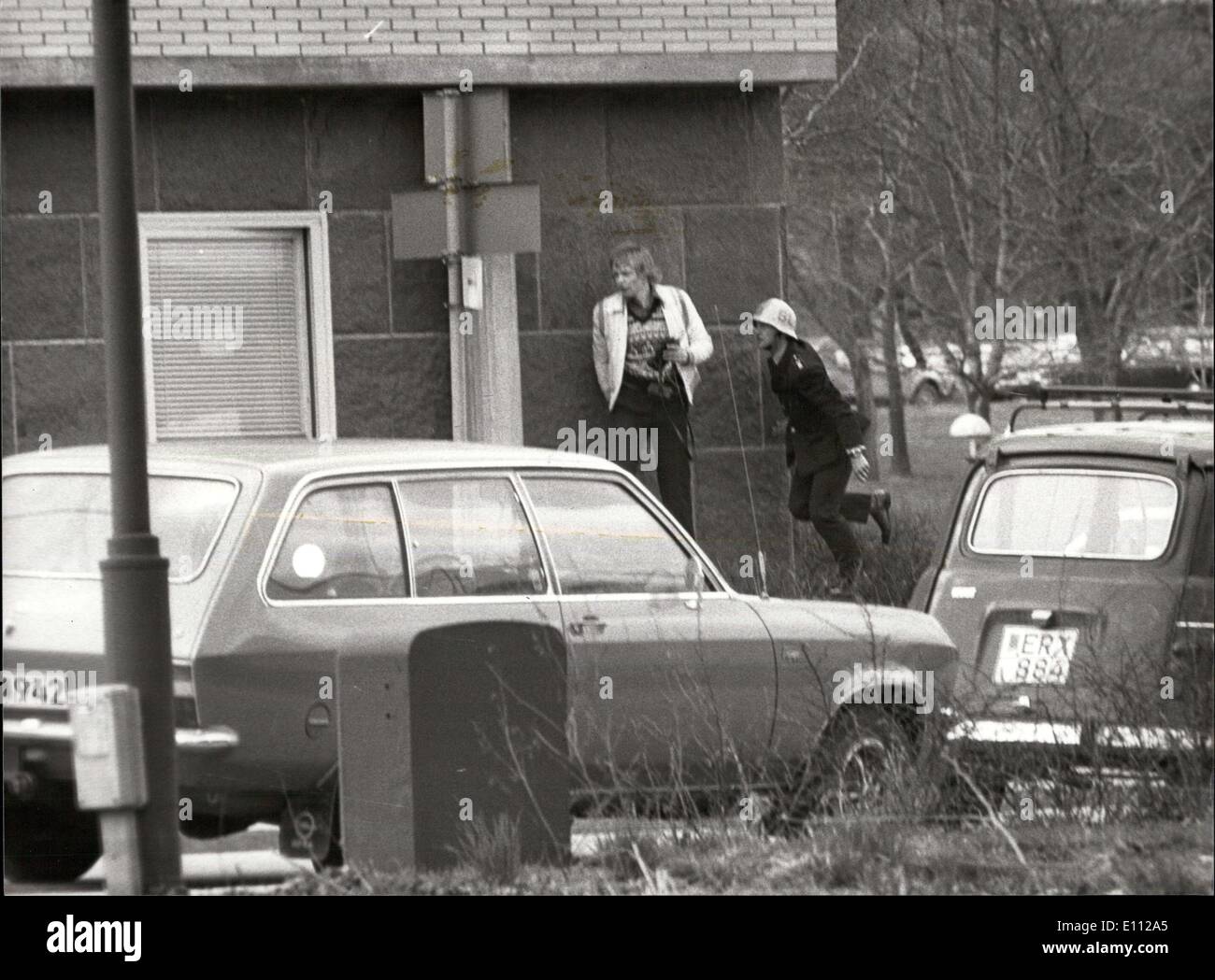 Apr. 28, 1975 - Terroristi assalto il West Ambasciata Tedesca a Stoccolma giovedì, detengono ostaggi e chiedeva la liberazione Foto Stock