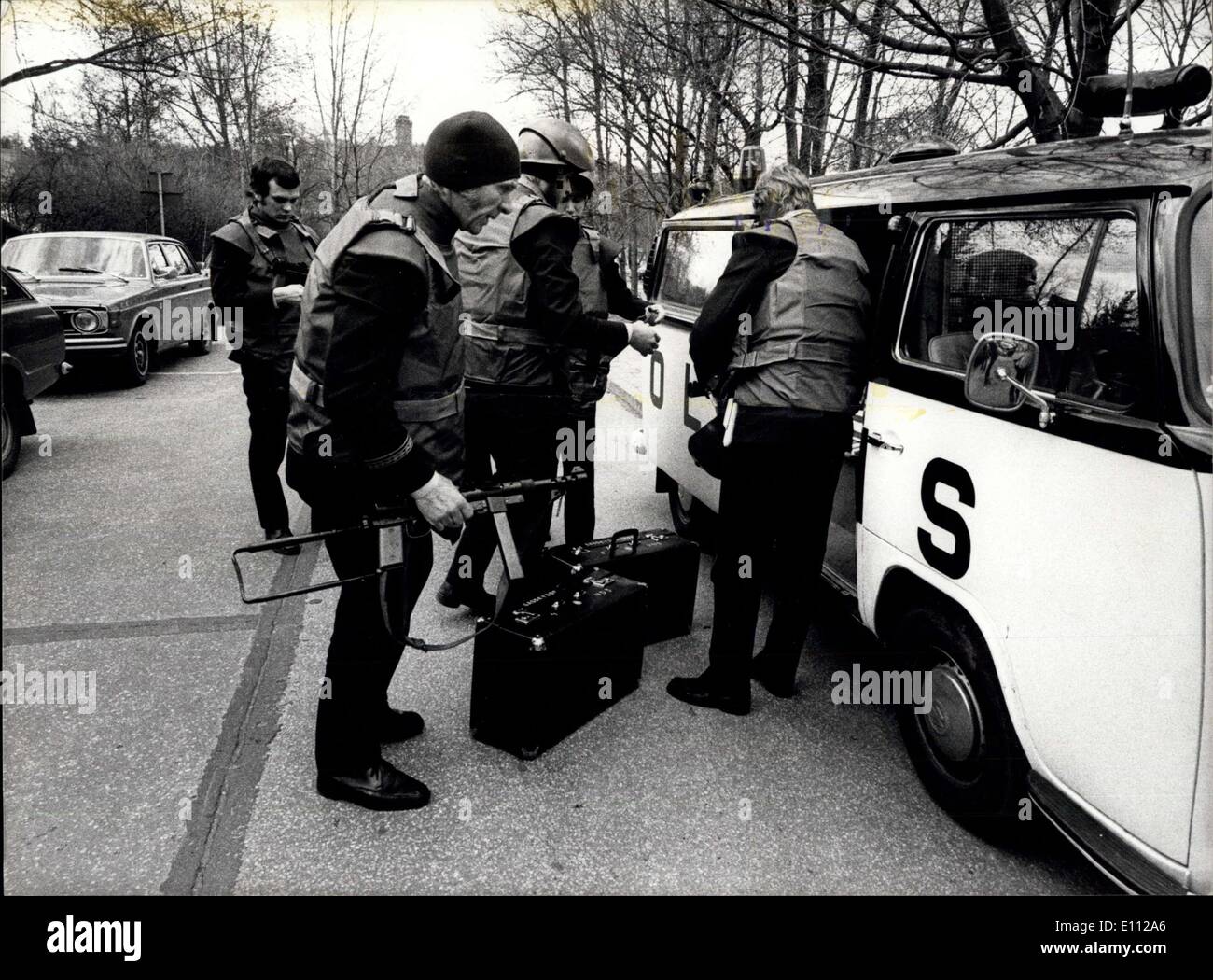 Apr. 28, 1975 - Terroristi assalto il West Ambasciata Tedesca a Stoccolma giovedì, detengono ostaggi e chiedeva la liberazione Foto Stock