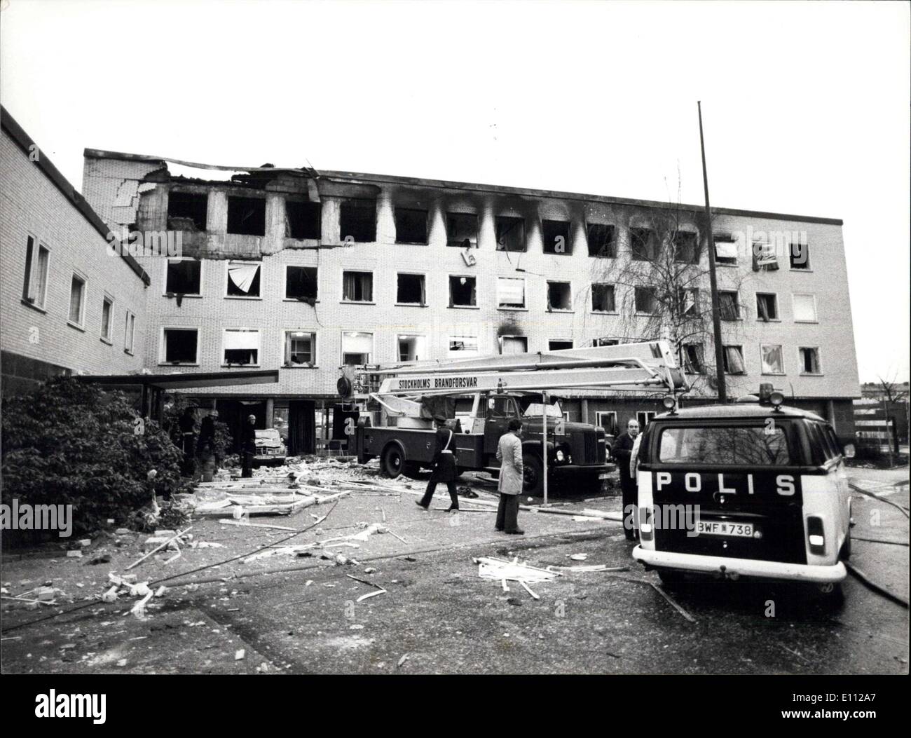Apr. 28, 1975 - Terroristi BLOW UP EMBASSY. Il West Ambasciata Tedesca a Stoccolma, nella foto dopo essere scosso dalle due esplosioni, quando i terroristi grippato l'Ambasciata e ha tenuto nove persone in ostaggio. I terroristi, che aveva ucciso il militarty attache aveva promesso che avrebbero Blow up l'edificio se la polizia assalto. Foto Stock