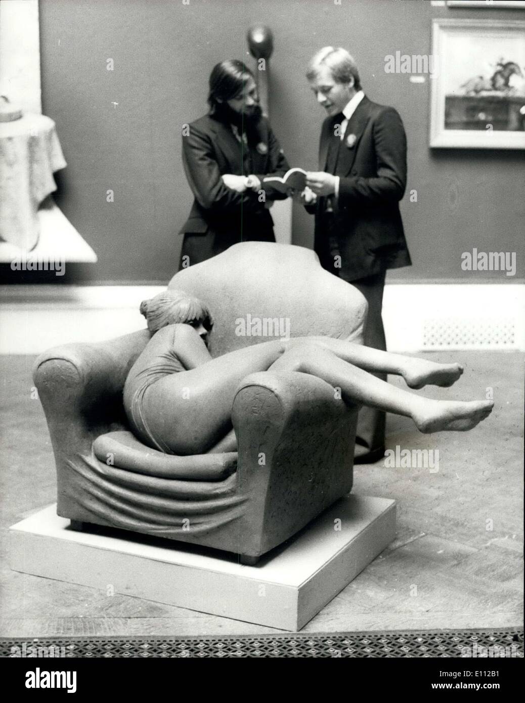 Maggio 01, 1975 - Scultore James Butler a sposare il suo modello: uno scultore di James Butler's Mondiale di quest'anno alla Royal Academy Summer Exhibition, è ''Ritratto di angolo'' - che mostra il suo modello, Angie Berry - la ragazza ha intenzione di sposarsi - rannicchiato in una poltrona, che è per la vendita, il costo in bronzo per ,000. La foto mostra i visitatori a premere View della mostra, ammirando James Butler il ritratto di Angie' Foto Stock