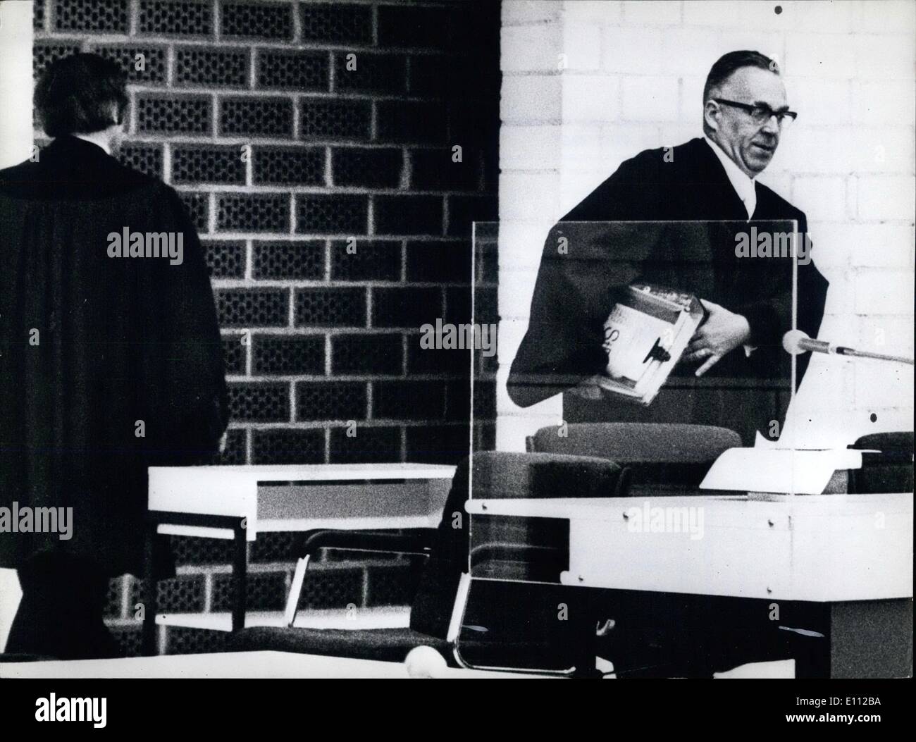 05 maggio 1975 - Primo giorno di prova contro esponenti della Baader Meinhof/gruppo di Stoccarda il 21 maggio 1975 il processo contro Ulrike Meinhof, Andreas Baader, Gudrun Ensslin e raspe Jan-Carl, esponenti della cosiddetta Baader Meinhof/gruppo, iniziato a Stoccarda. La sperimentazione che ha avuto 3 anni di preparativi, tuttavia è durato solo per 7 ore e poi è stata interrotta al 30 maggio in modo che la Corte può deliberare circa i tre consigli che era stato escluso dal processo la scorsa settimana Foto Stock