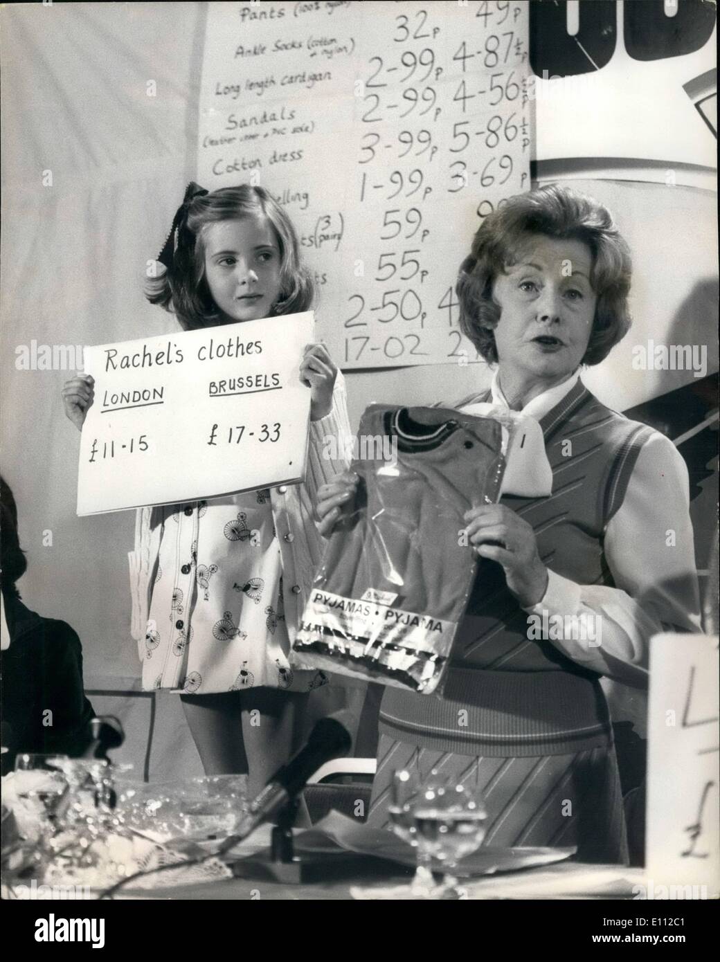 Maggio 05, 1975 - sig.ra Barbara Castle rende il confronto dei prezzi: a seguito del suo viaggio di shopping a Bruxelles, durante la quale ha acquistato vestiti in marchi e spender e alimenti nei supermercati. La sig.ra Barbara Castle, il servizio sociale il ministro oggi ha tenuto una conferenza stampa a Londra. durante il quale ha eseguito un confronto dei prezzi di prodotti analoghi acquistati a Londra. La foto mostra la sig.ra Babara Castello e i suoi 7 anni di grande nipote, Rachel Hinton, che andò con lei a Bruxelles - visto con un set di bambino pigiami comprato a Bruxelles a un costo più elevato. Foto Stock