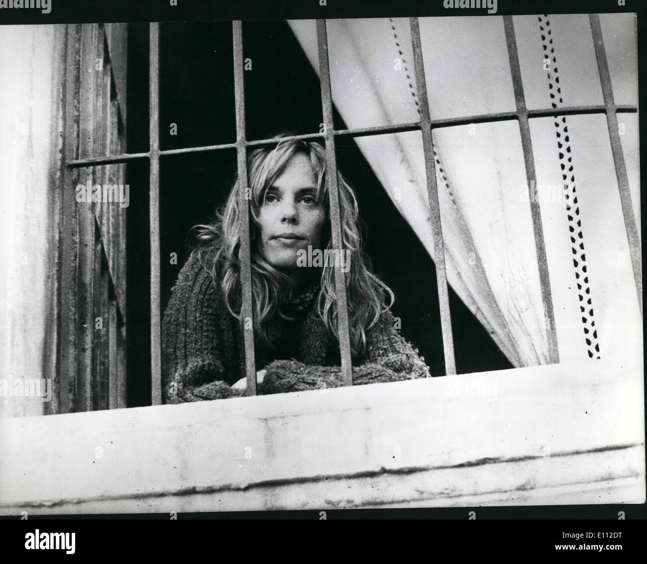 Febbraio 02, 1975 - La strage caso dell'attrice Maria Schneider e la sua amica Joan Patrica Tawnsend che sono entrambi al riparo nel manicomio di Roma. Si tratta di pubblicità per un film o sono i due amici in modo molto più intimo di un grande amore? Po = Maria Schneider Joan amico Patrice Tawnsend che mostra le sue grazie... nella finestra dell'ospedale. Foto Stock