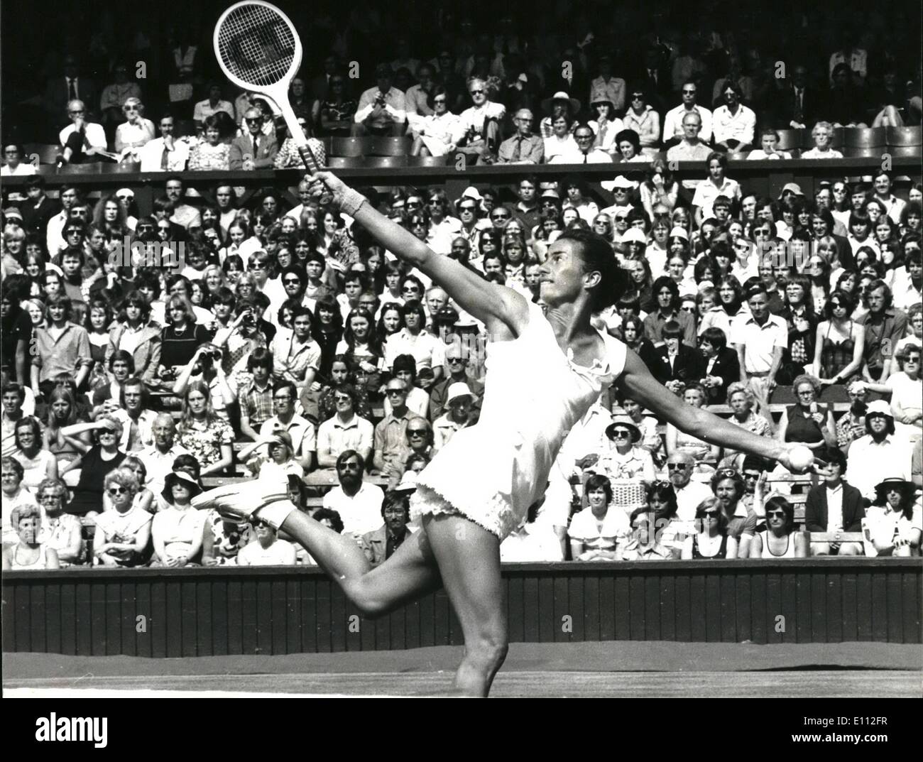 Giugno 06, 1975 - Wimbledon Tennis Championships Virginia Wade GB anziché perdere J. Newberry USA : la foto mostra in Gran Bretagna da Virginia Foto Stock