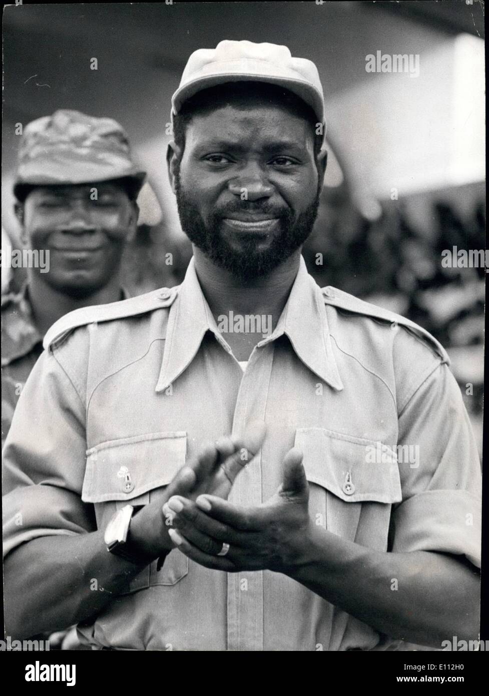 Giugno 06, 1975 - Samora Moises Machel, unico leader del Frelimo - il partito nazionalista forza di guerriglia che ha lottato contro il portoghese regime coloniale in Mozambico dal 1970, mostrato durante la sua partenza emotiva dalla Tanzania, il paese che era stato il principale sostegno e base per il Frelimo per più di un decennio. Machel era in partenza per la Tanzania Mozambico stesso, il paese il cui primo presidente sarà dopo l'indipendenza cerimonie del 25 giugno Foto Stock