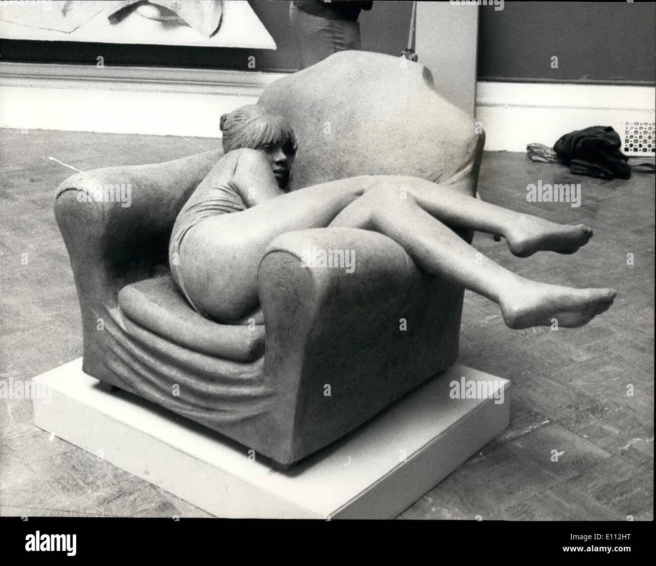 Maggio 05, 1975 - Scultore James Butler a sposare il suo modello; uno scultore di James Butler le opere di quest'anno alla Royal Academy Summer Exhibition, è ''Ritratto di Angie'' che mostra il suo modello, Angie Berry la ragazza ha intenzione di sposare rannicchiato in una poltrona che è in vendita fusa in bronzo, per 5.000.Mostra fotografica di scultore James Butler guardando al suo ''Ritratto di Angie'' ad una anteprima della mostra alla Royal Academy. Mostre estive. Foto Stock