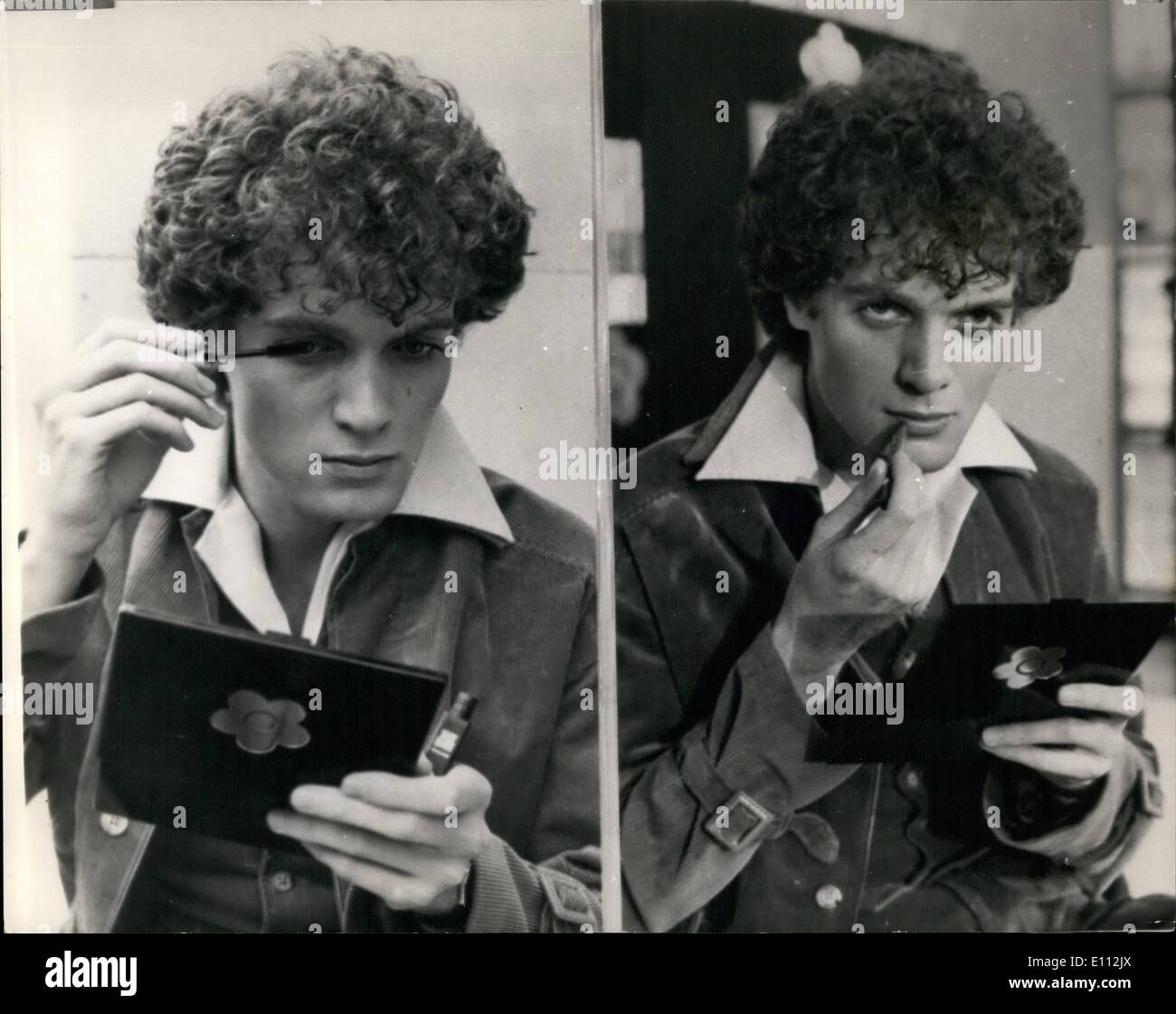 Maggio 05, 1975 - MAKE-UP PER GLI UOMINI. Il famoso designer Maria Quart, ha appena lanciato un make-up gamma per gli uomini, che lacandes amscara per l'occhio-ciglia per ottenere cuori femmina ad una vibrazione e un labbro incolore Glose a dare la sua lipe una lucida shees. Questi sono due degli elementi contenuti nel ''nuova casella di colorazione per uomini" Foto Stock