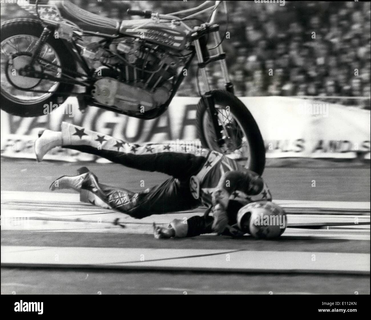 05 maggio 1975 - Stuntman Evel Knievel si blocca in cicli motore salto oltre 13 autobus: American motor cycle stuntman Evel Knievel è stato Foto Stock
