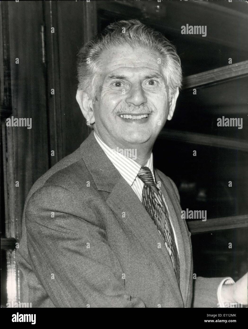 12 maggio 1975 - Industria Sate leader riuniti: i leader delle industrie nazionalizzate sono stati questo pomeriggio tenendo una riunione presso il British Steel Corporation. Prima della riunione hanno avuto il lancio presso il Great Western Hotel, Paddington. La foto mostra il Sir Monty Finniston, testa del British Steel Corporation,arrivando per oggi il pranzo. Foto Stock