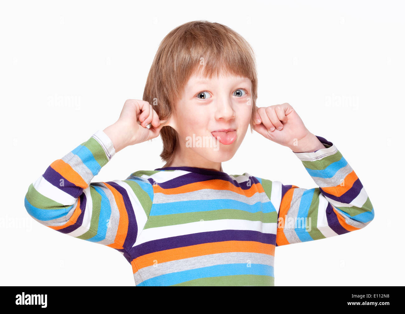 Ragazzo tirando le orecchie e spuntavano lingua - Isolato su bianco Foto Stock