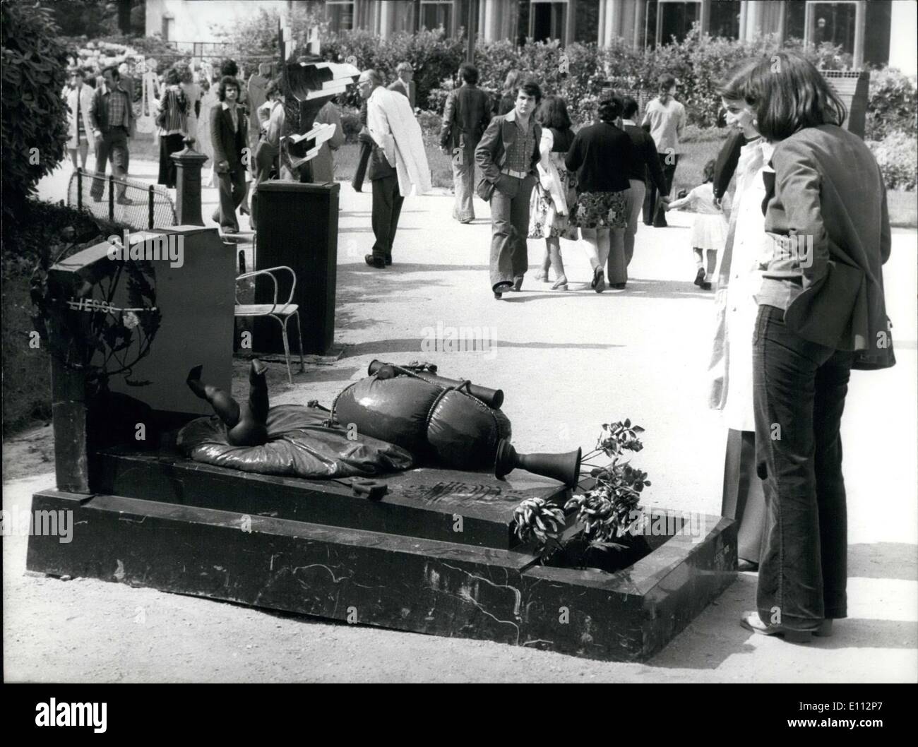 15 maggio 1975 - ''Jeune'' monumento funebre in Champs-Elysees Garden Foto Stock