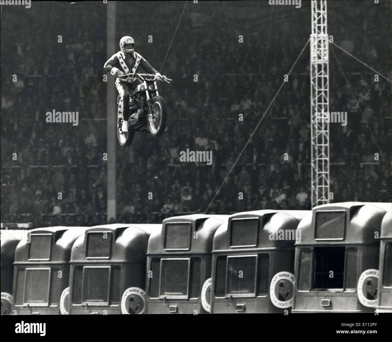 27 maggio 1975 - Stuntman Evel Knievel si blocca nel ciclo motore salto oltre 13 autobus.: American motor cycle stuntman Evel Knievel è stato Foto Stock