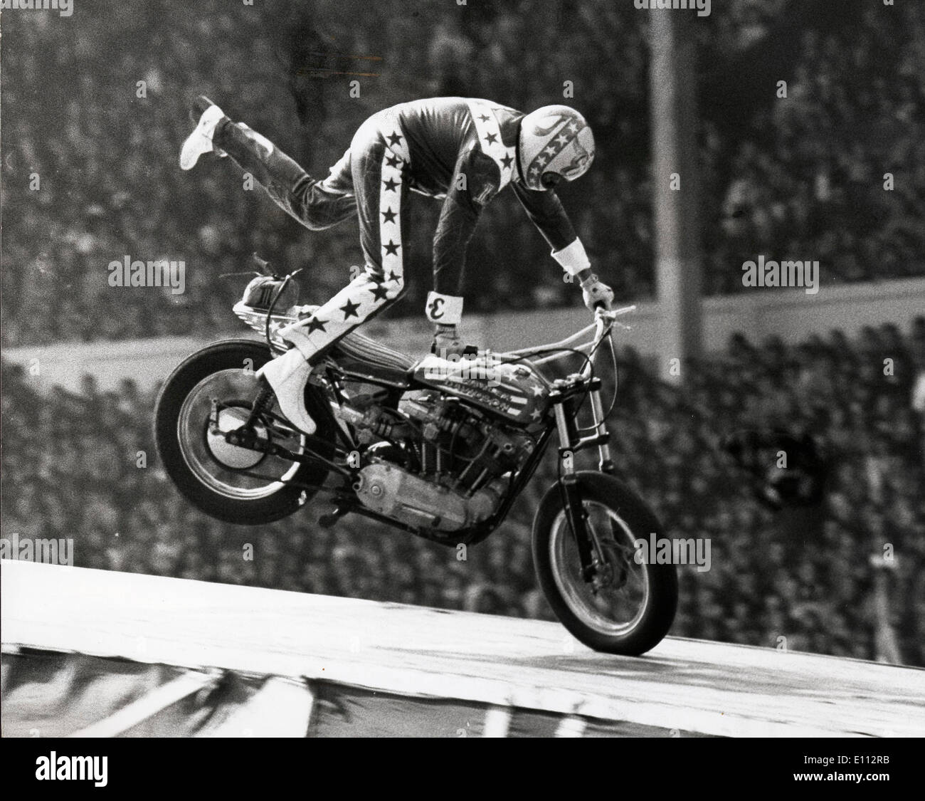 Daredevil Evel Knievel si blocca dopo il salto del bus Foto Stock