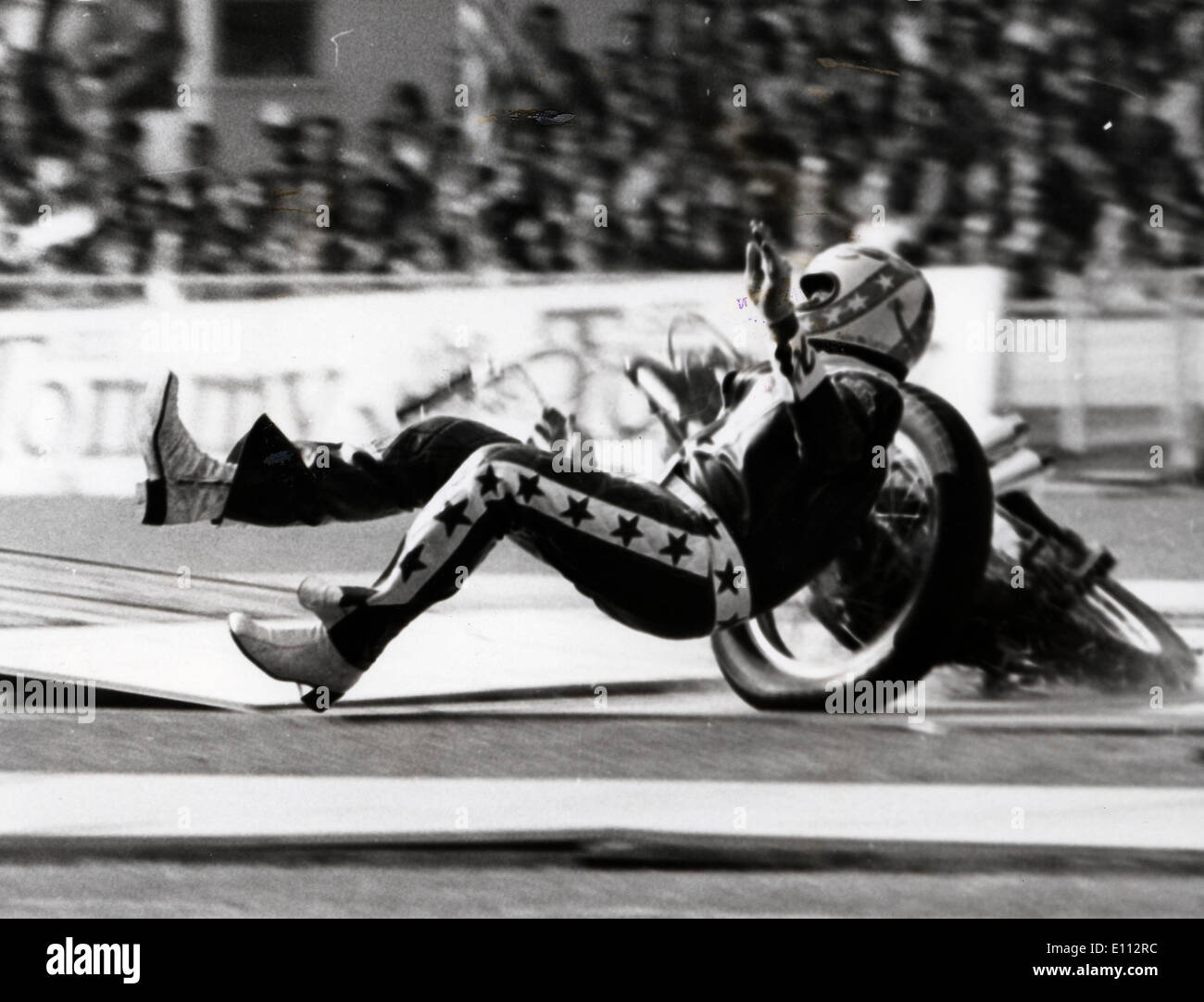 Daredevil Evel Knievel si blocca dopo il salto del bus Foto Stock